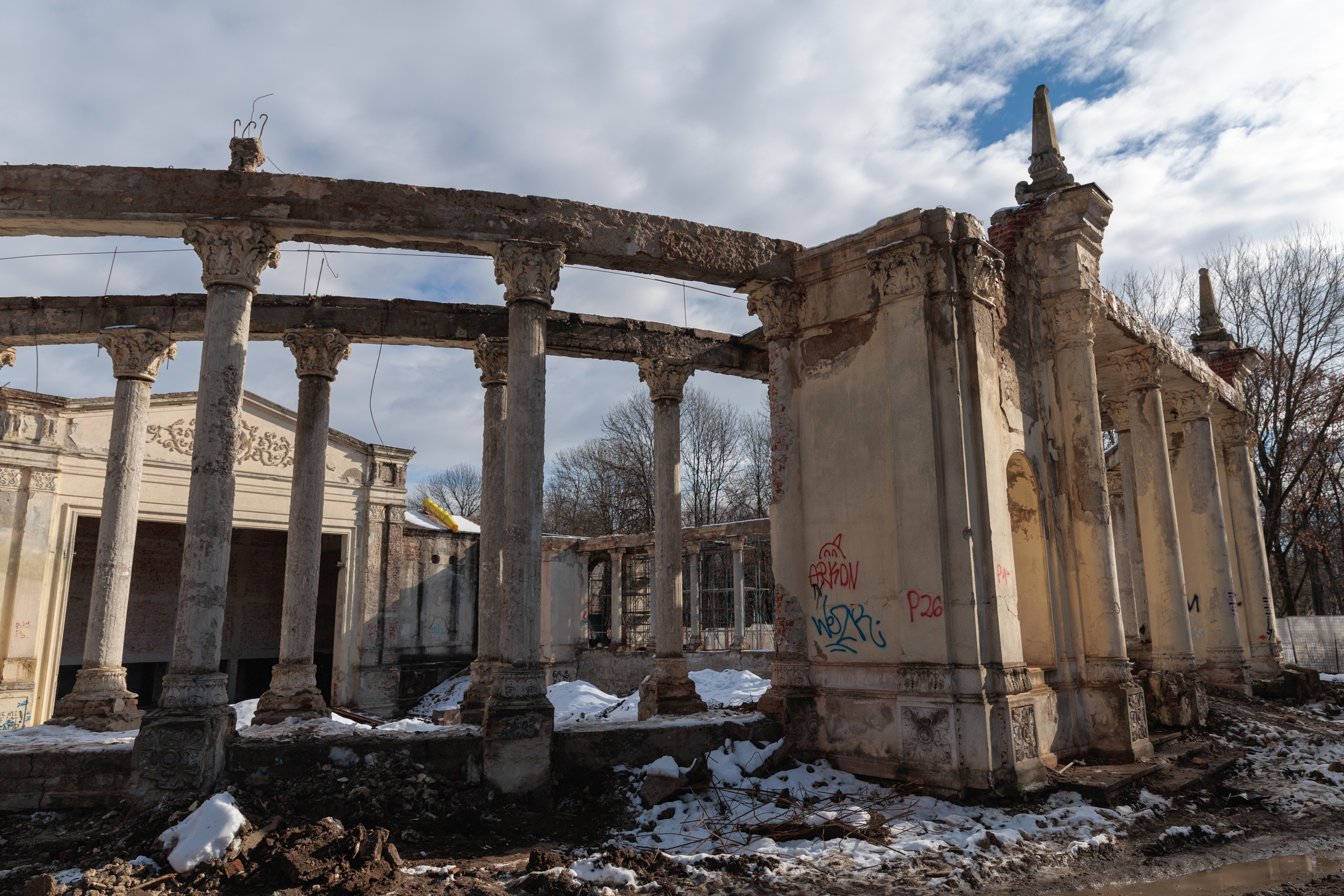 Primarul sectorului 1, Clotilde Armand, a trecut la realizările din mandat „reconstrucția teatrului de vară Bazilescu”, când acolo este încă șantier