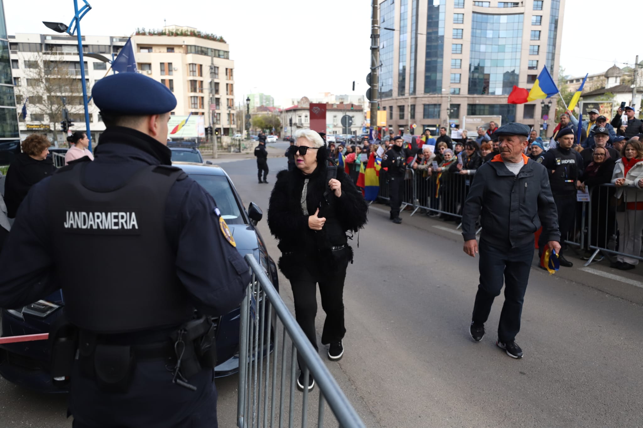Călin Georgescu, în fața judecătorilor de la Înalta Curte. Susținătorii lui au venit cu porumbei albi și flori: „Pace, credință și iubire”