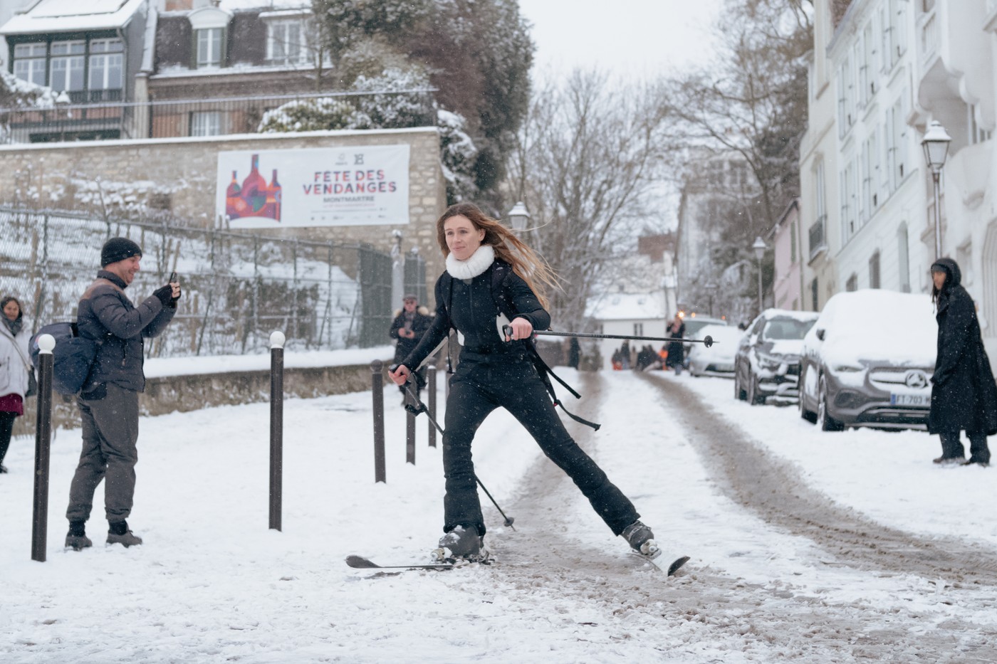 Schiorii au ocupat Montmartre în Paris, bătaie cu bulgări de zăpadă pe aeroport în Olanda | VIDEO