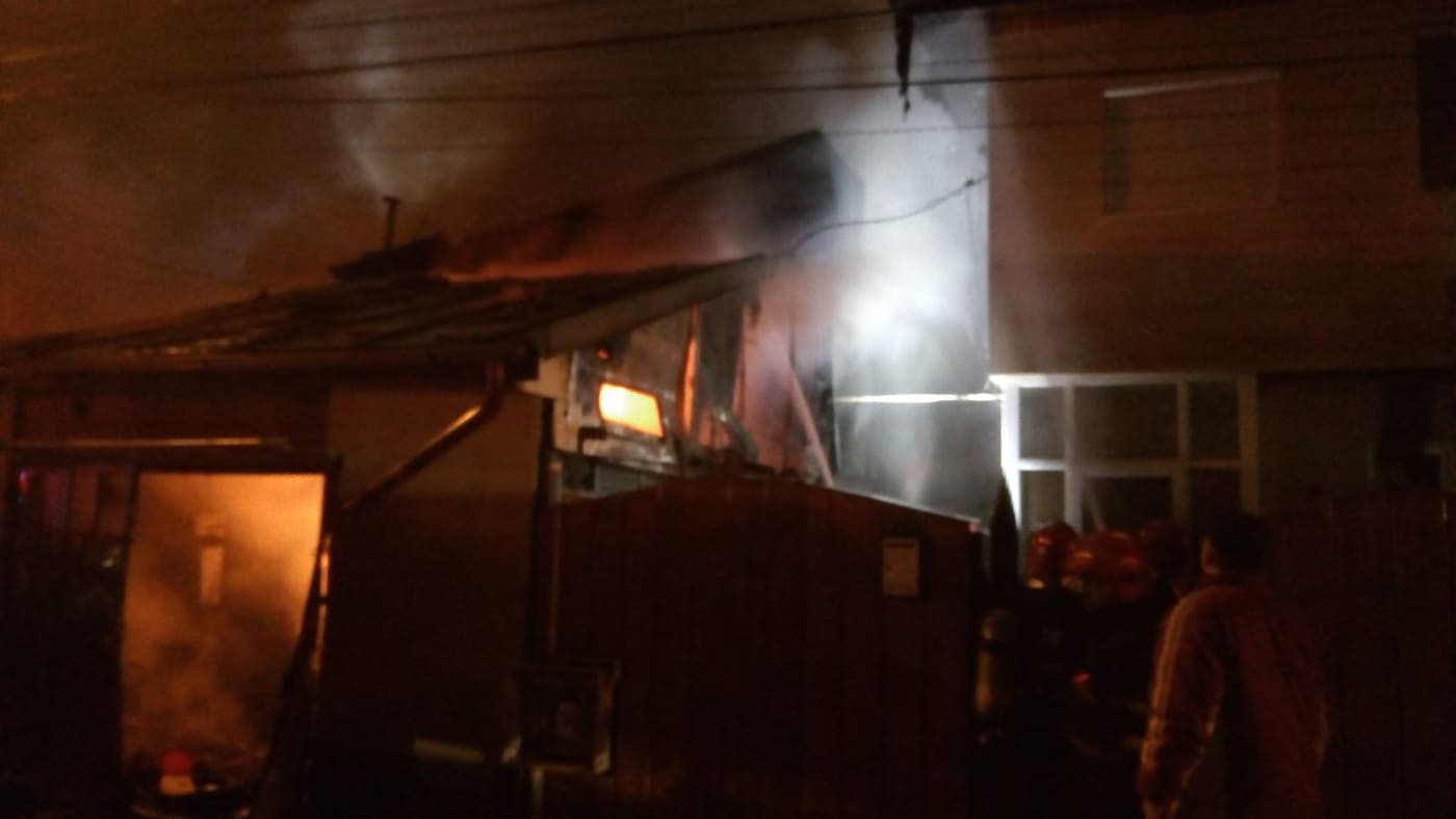 Un incendiu puternic a cuprins șase proprietăți din București. O femeie cu arsuri a fost transportată la Floreasca!