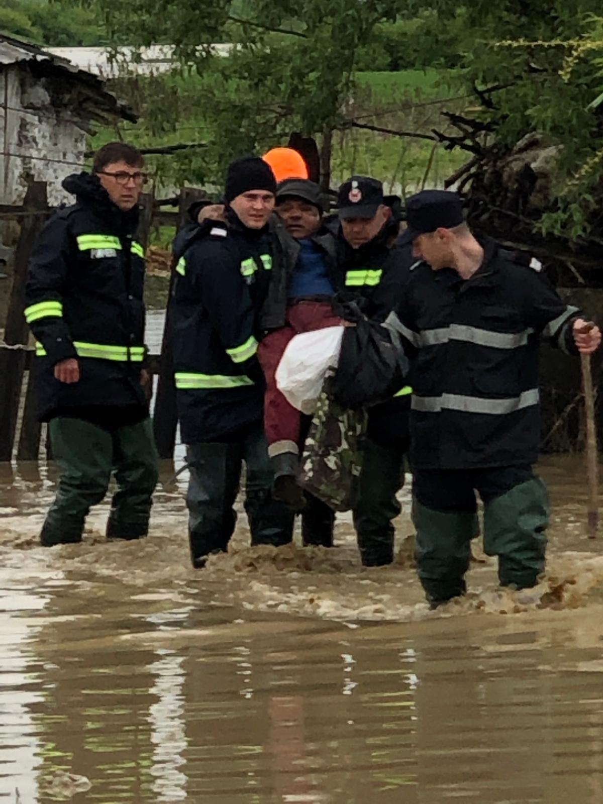 FOTO&VIDEO/ Zeci de locuințe și gospodării inundate în județul Vaslui. Pompierii au evacuat mai multe persoane și animale