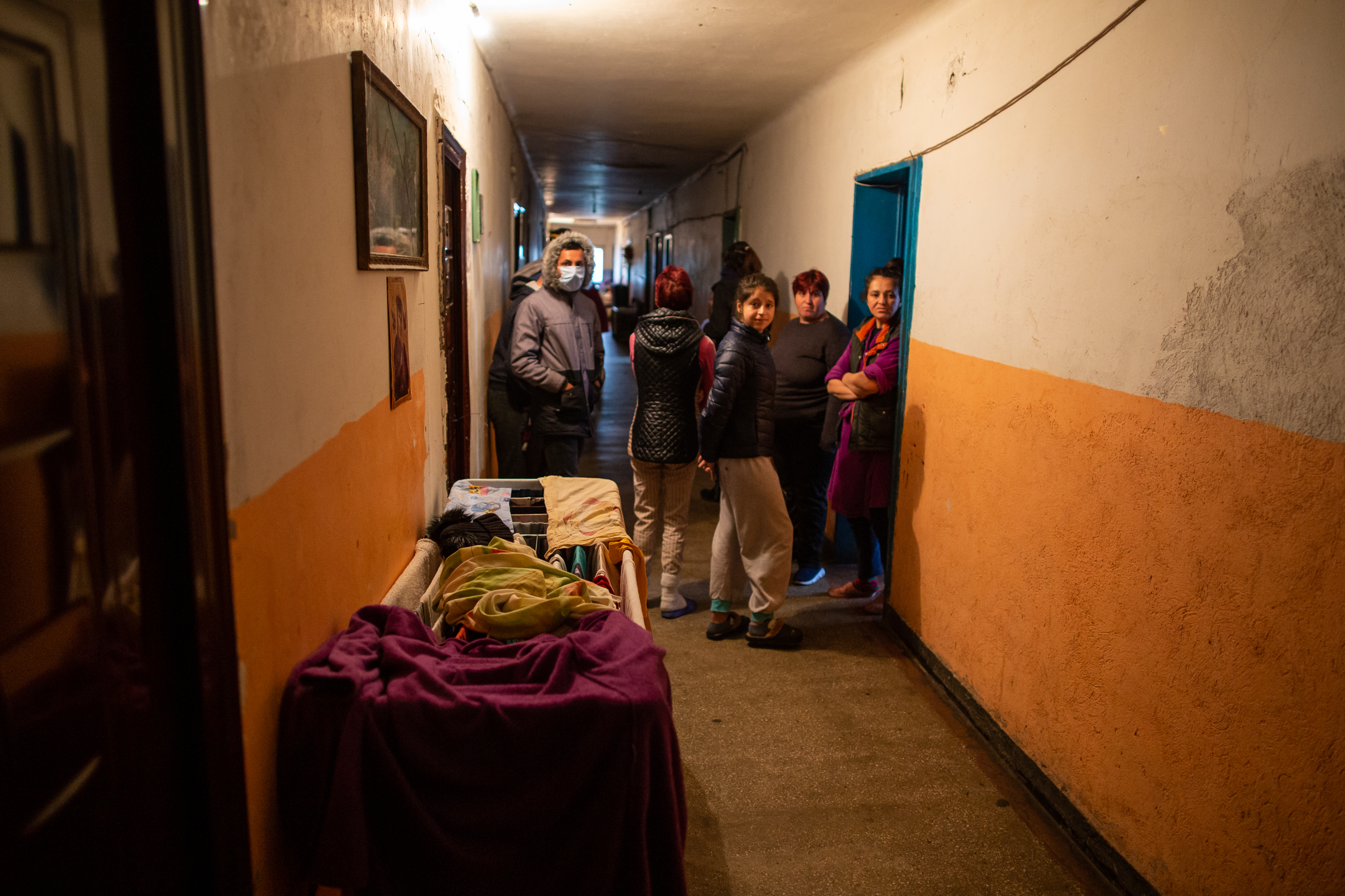Oameni fără nici o armă în fața coronavirusului. Igienă la lighean și veceuri turcești în ”blocurile grecești” din Ștefănești