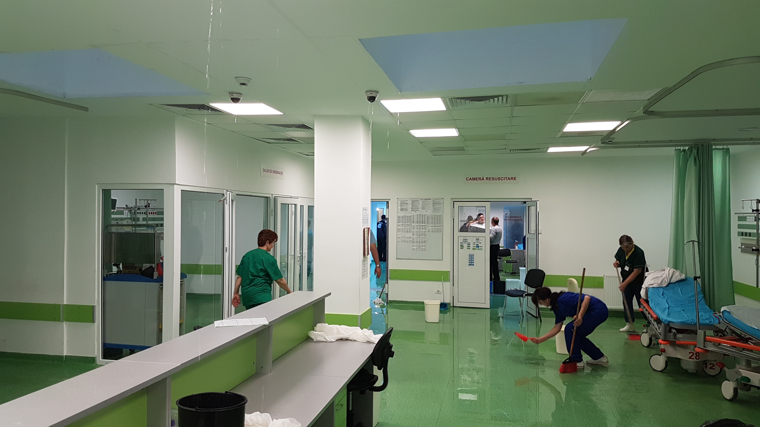 Pacienţi evacuaţi de urgenţă cu tot cu paturi şi echipamente, deoarece spitalul a fost inundat / GALERIE FOTO & VIDEO