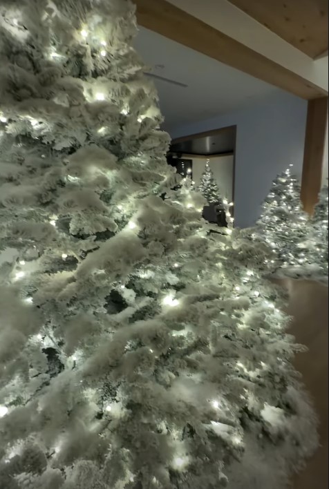 Imagini cu casa lui Kim Kardashian împodobită de Crăciun. Decorul extravagant pe care l-a ales în acest an