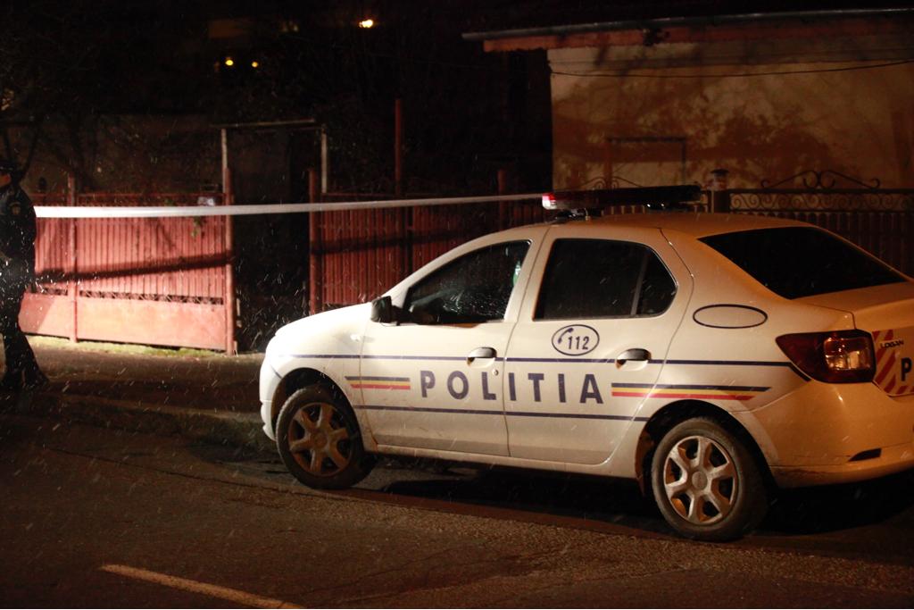 FOTO/Un tânăr și-a înjunghiat mortal unchiul, fost cadru militar. Vecinii spun că se droga şi avea un anturaj dubios