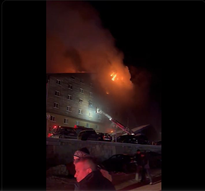 Zece morți într-un hotel care a ars, alți 32 de oameni au fost răniți, într-o stațiune de schi din Turcia | Video