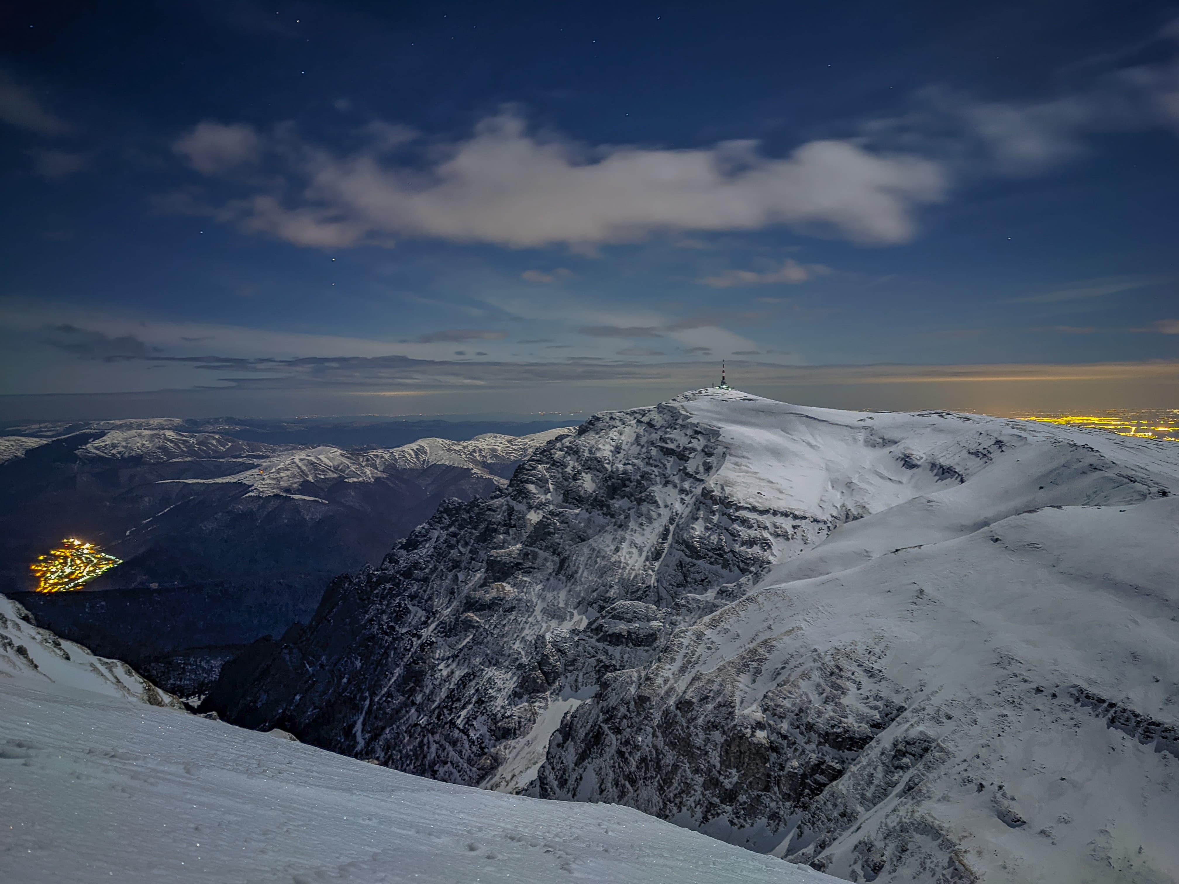 Românul care trăiește la cea mai înaltă altitudine din Bucegi. Ce sfaturi le dă turiștilor surprinși de furtună pe creastă: „Sunt două lucruri banale care le pot salva viața”