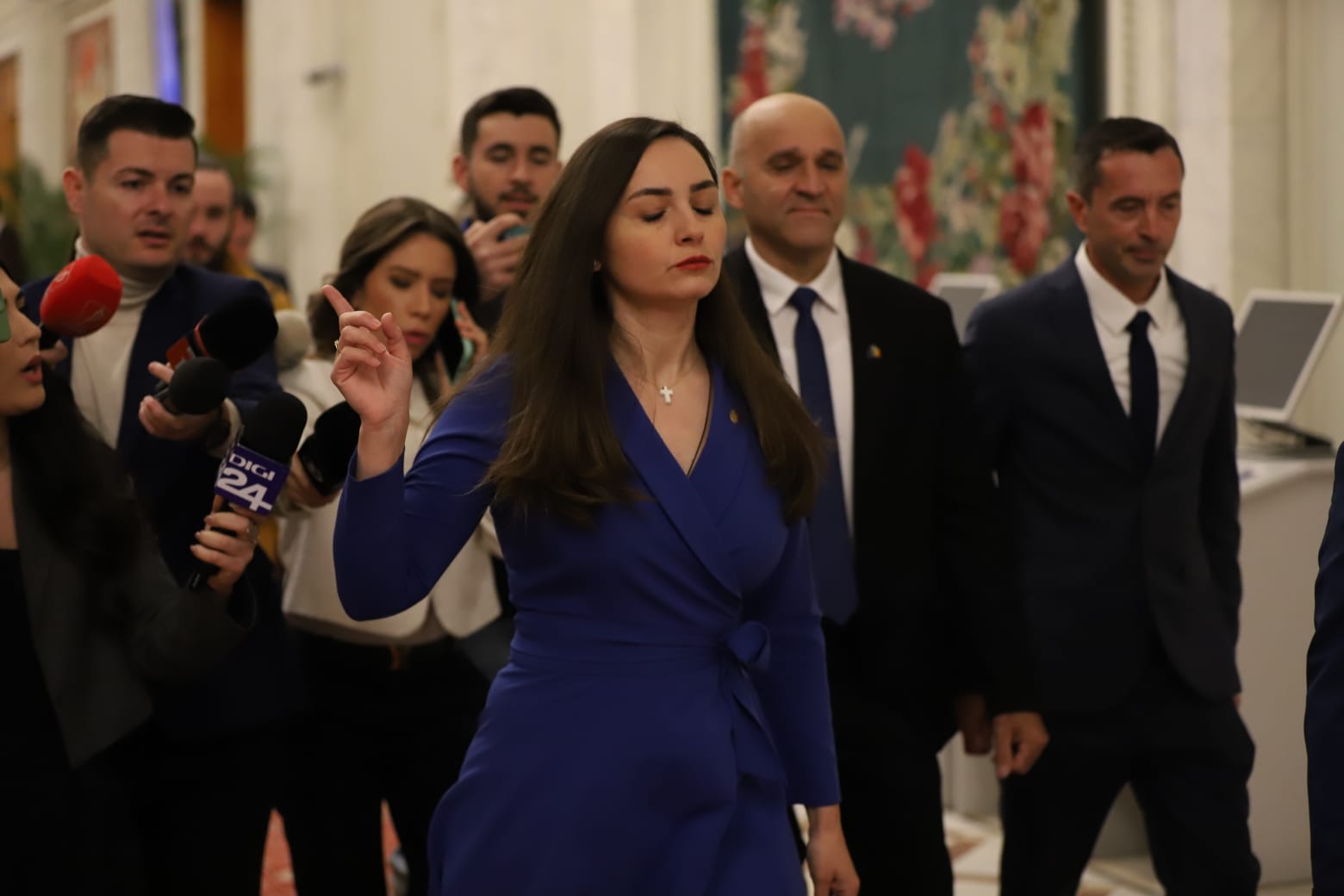 Prima zi din viața noului Parlament. Șoșoacă l-a flancat pe Ciucă, Becali a smuls microfonul unui jurnalist, iar liberalii se zbat între Crin și Nicușor