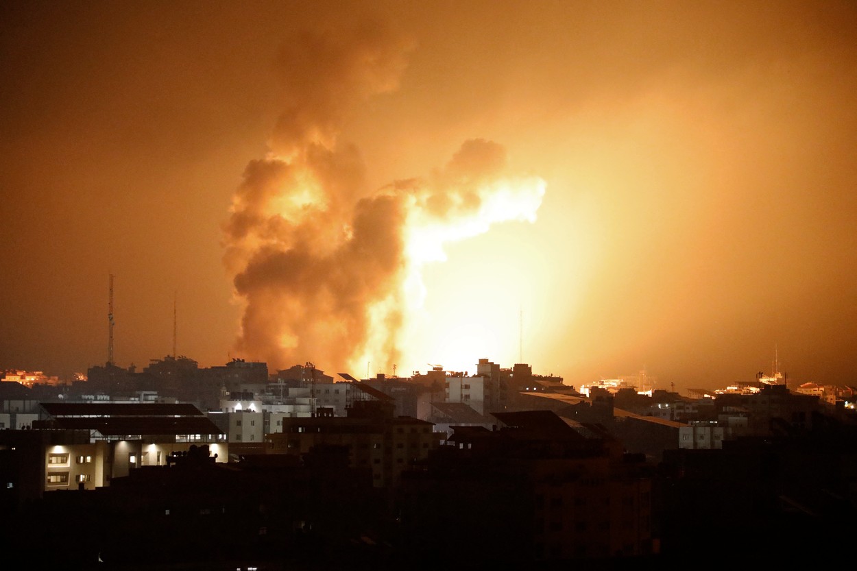 700 de morți în Israel după confruntările cu Hamas, în timp ce forțele armate încă luptă să-și elibereze complet teritoriul. Israelul a declarat oficial stare de război