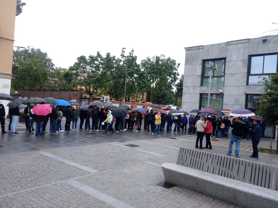 FOTO, VIDEO | Imagini incredibile la Londra: coadă interminabilă la secția de votare din cartierul botezat „Little Romania”! Mobilizare exemplară a diasporei și în Germania, Italia, Olanda și Belgia