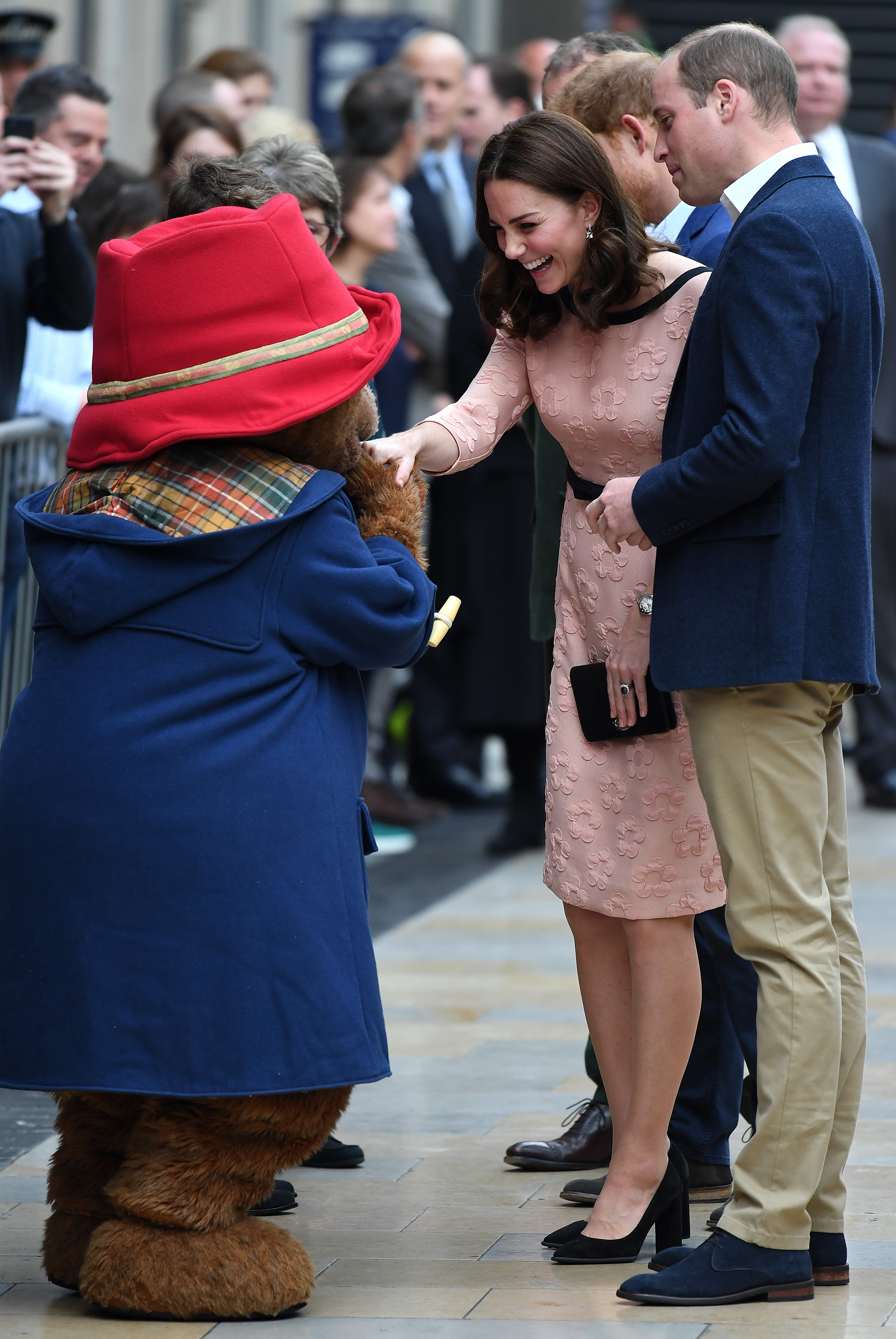 FOTO| Moment unic: Kate Middleton, însărcinată, a dansat cu Ursulețul Paddington în mijlocul străzii