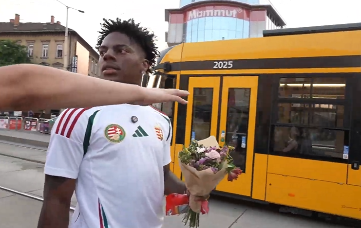 A világ legkeresettebb streamere Budapesten sétálgat: hatalmas tömeg követi - jelenleg is élő adásban van