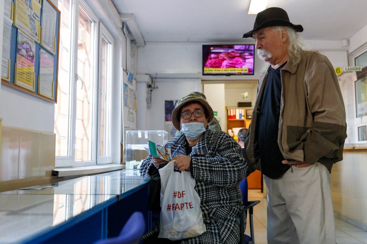 Paște pe datorie. Românii care se împrumută la C.A.R. ca să aibă ce să pună pe masă de Sărbători: „Sarmale nu mai mâncăm, mai reducem din meniu”