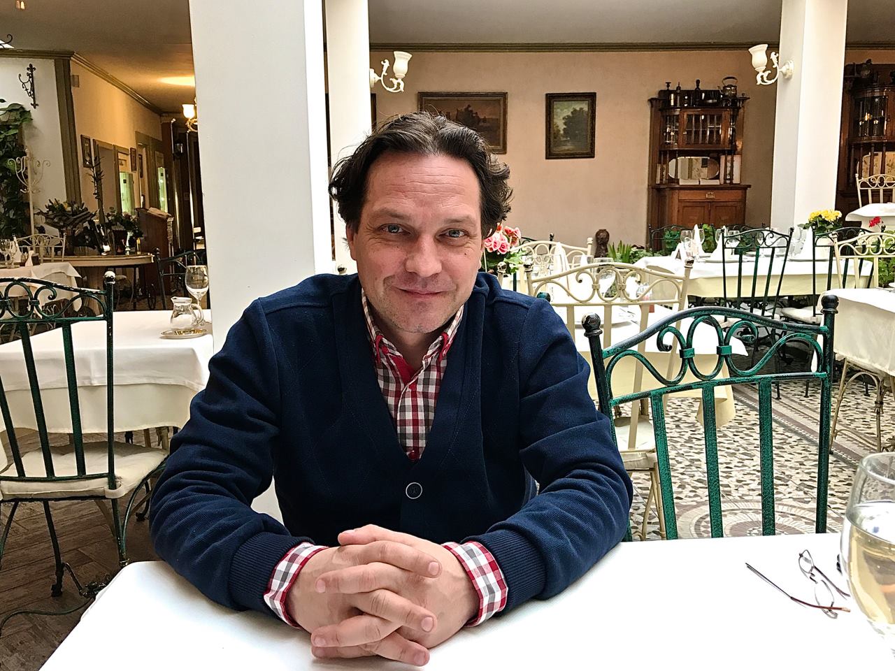 Copilăria fără jucării care l-a format pe George Ivașcu. Actorul face dezvăluiri neașteptate la „Dincolo de copertă”: „Îmi inventam jocuri”