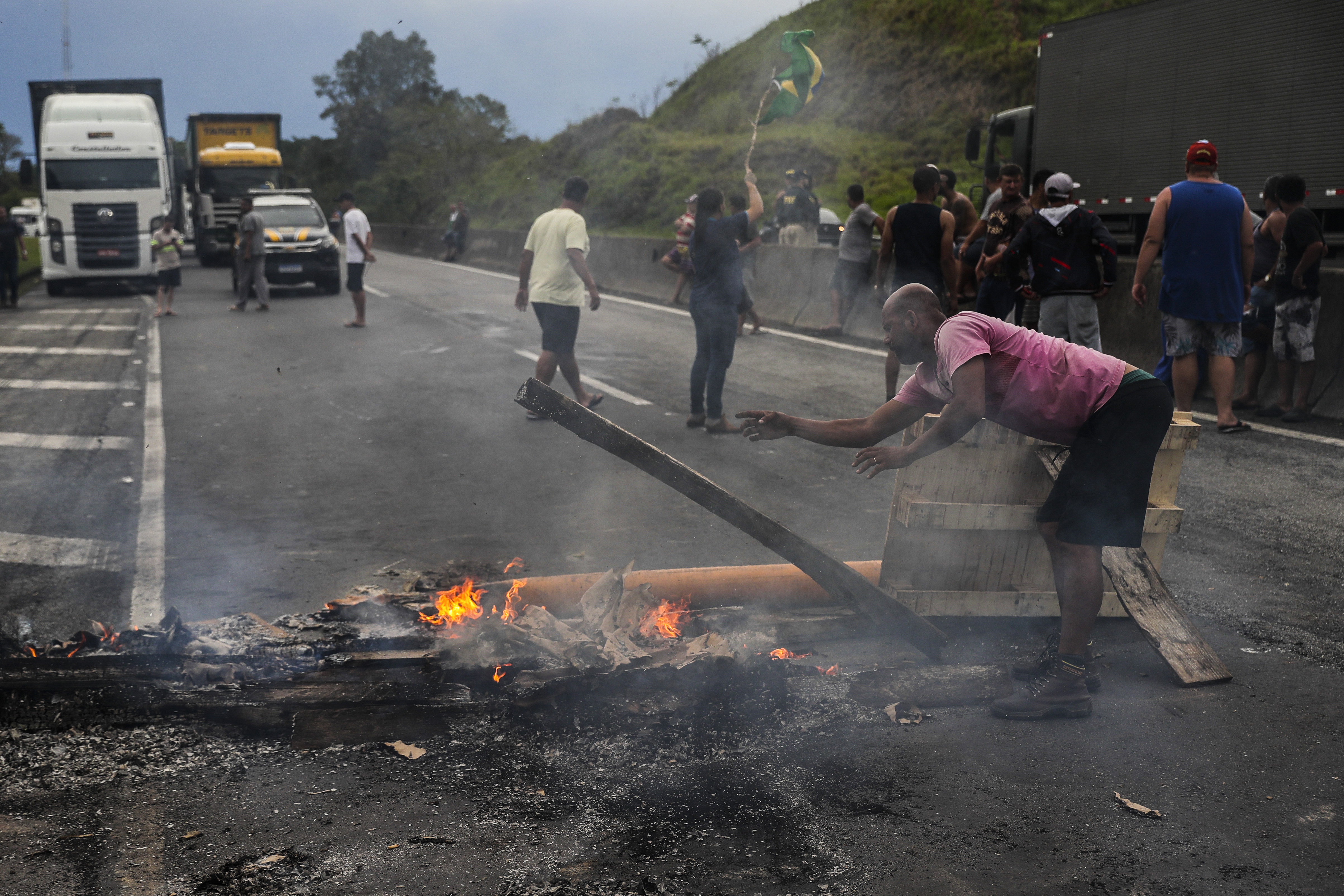 Susținătorii lui Bolsonaro încearcă să paralizeze Brazilia, după ce Lula a câștigat alegerile prezidențiale. Protest cu mii de camioane pe autostrăzi