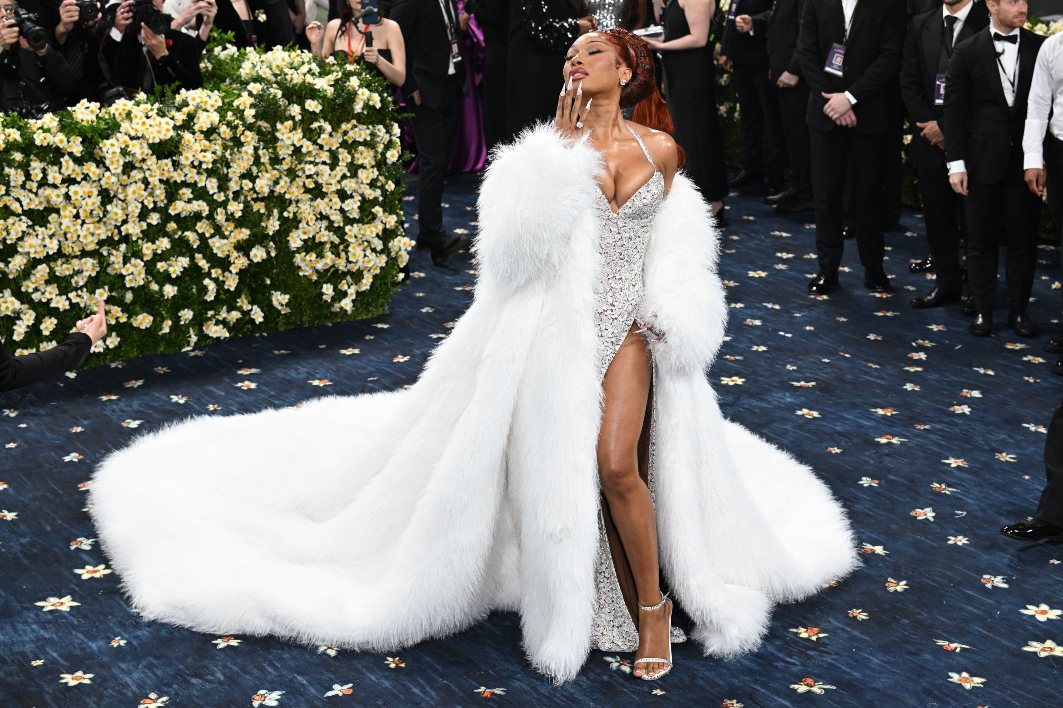 Cum au apărut vedetele la Met Gala 2025. Madonna a defilat cu un trabuc în mână, iar Kim Kardashian a atras toată atenția