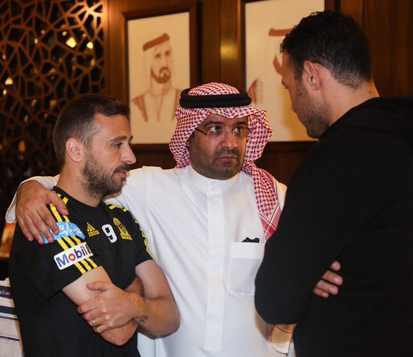 Victor Pițurcă scoate untul din fotbaliștii săi pe plaja din Dubai / GALERIE FOTO