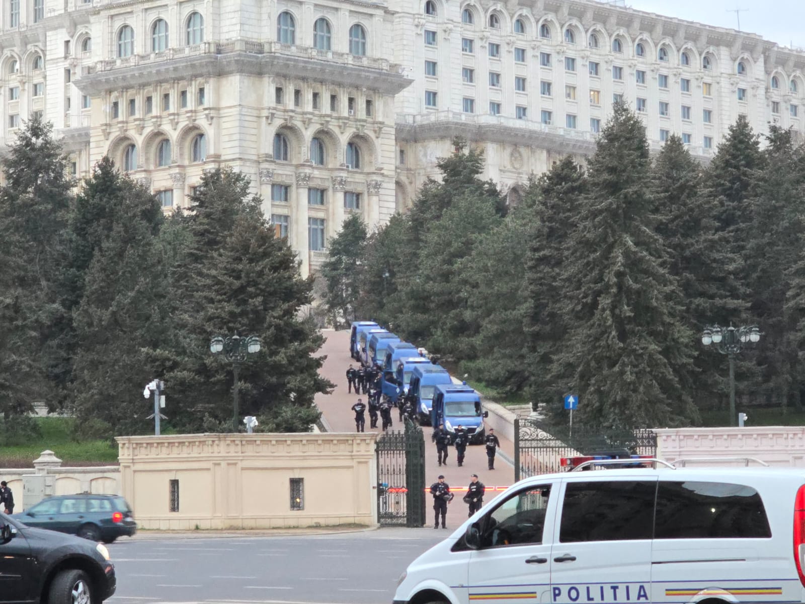 Susținătorii lui Călin Georgescu au fost în fața CCR. Curtea i-a respins contestația, nu mai are nicio șansă de a candida