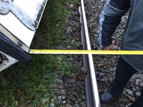 UPDATE: Călătorii din trenul Cluj-Oradea, blocat din cauza unui camion răsturnat pe calea ferată, transbordați