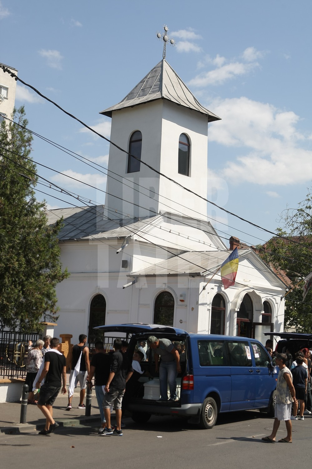 VIDEO. Înmormântarea femeii sinucigașe de la Brănești și a celor trei fetițe. Trupul neînsuflețit al mamei, depus separat la capelă / GALERIE FOTO