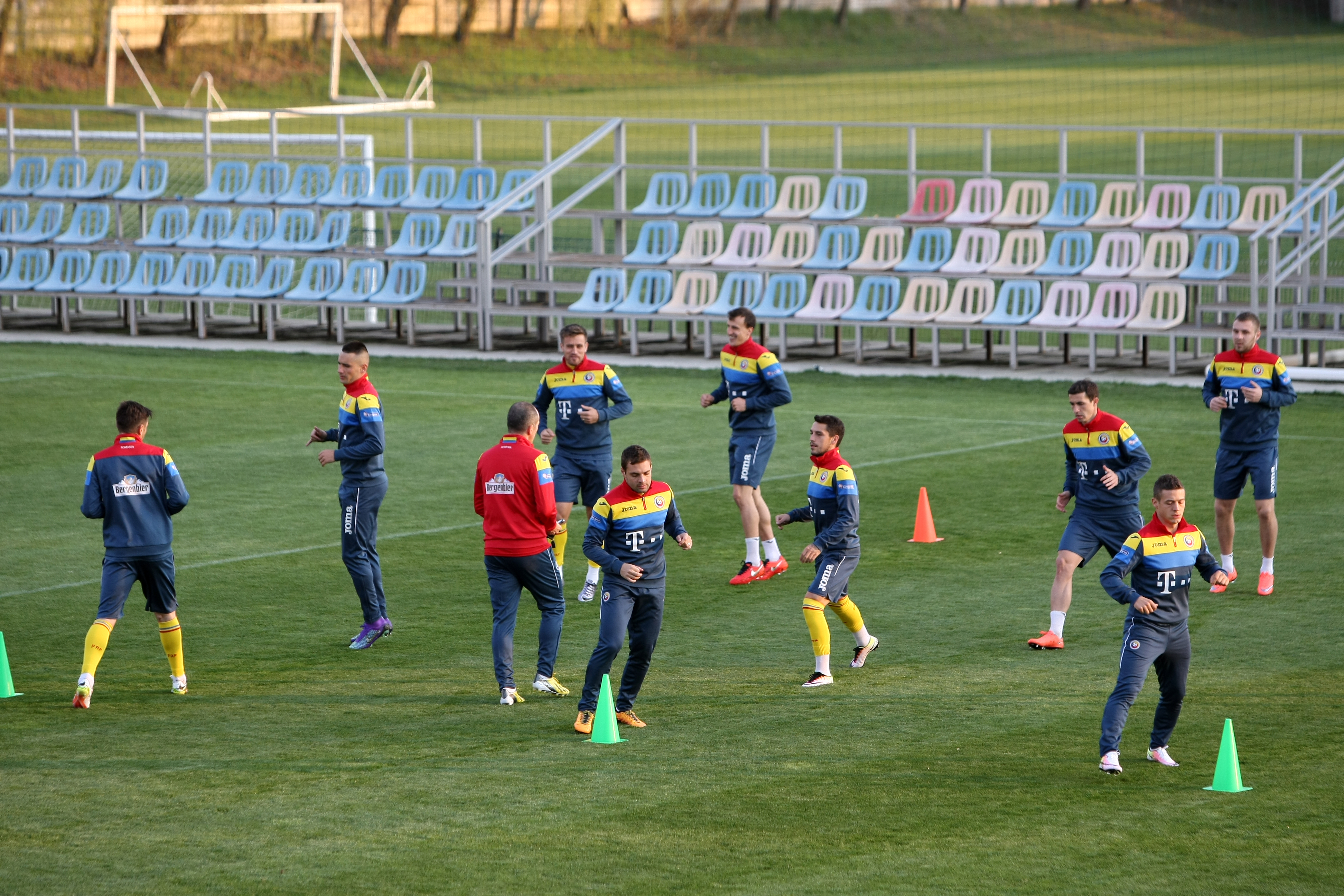 România - Lituania (amical, miercuri, 20.00, Giurgiu). Atenție, tricolori! Iordănescu, cel mai prost plătit selecționer de la Euro,  nu glumește! ”Tata Puiu” a lăsat mereu acasă jucători care au jucat în preliminarii și a luat câte trei-patru debutanți la turneele finale