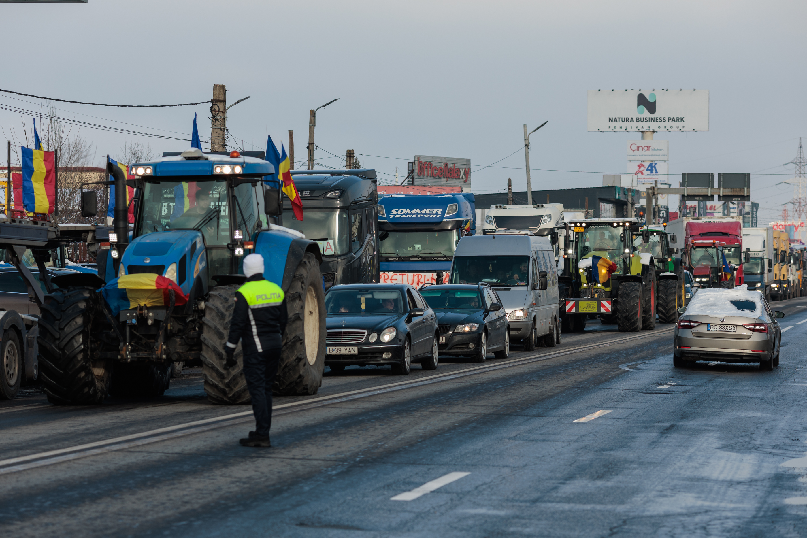 REPORTAJ. Ce nu s-a văzut la TV de la adevăratul protest al transportatorilor și fermierilor: „Ne învățăm copiii să plece în altă parte. Nu putem să-i condamnăm la sărăcie”