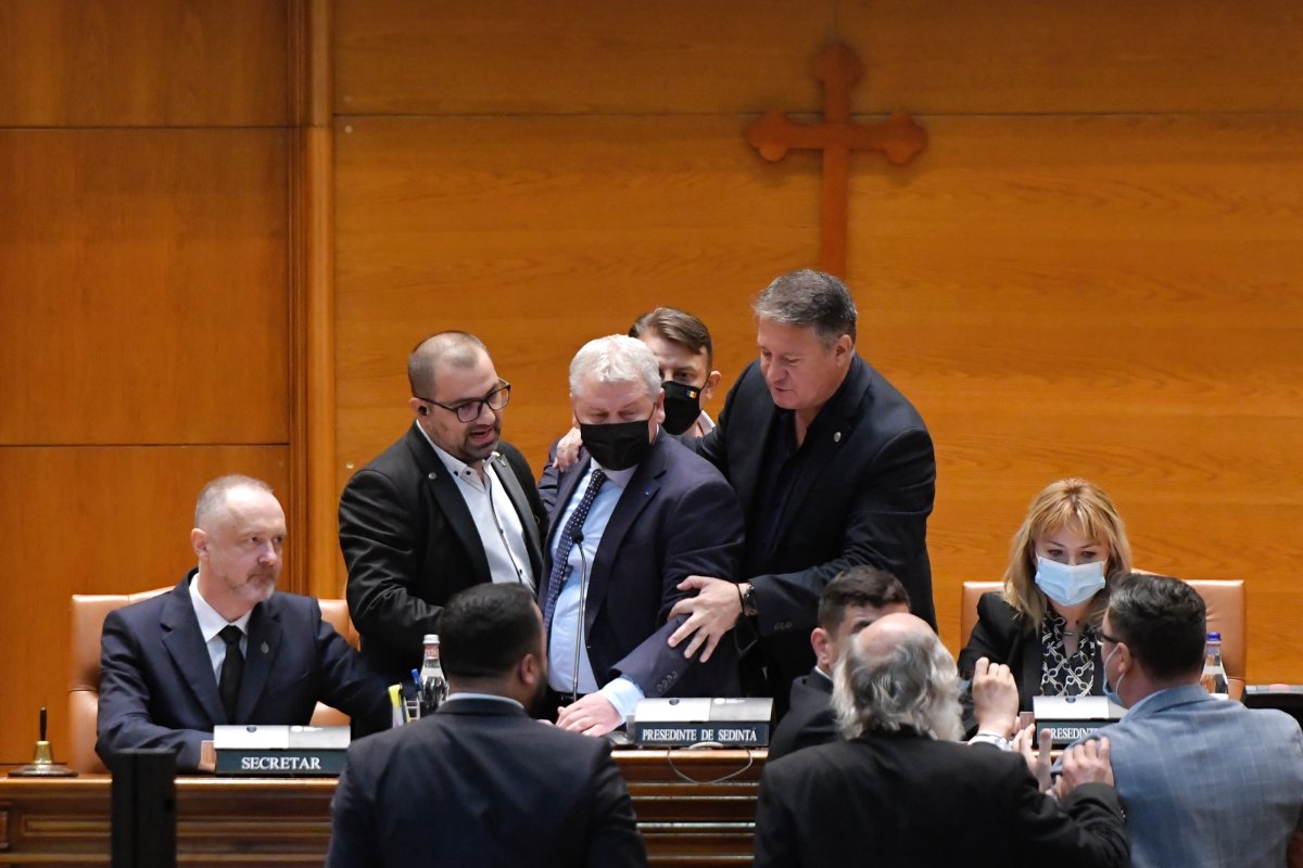Cîțu: Vreau să văd că autoritățile îi amendează pe parlamentarii AUR care nu au purtat mască în Parlament
