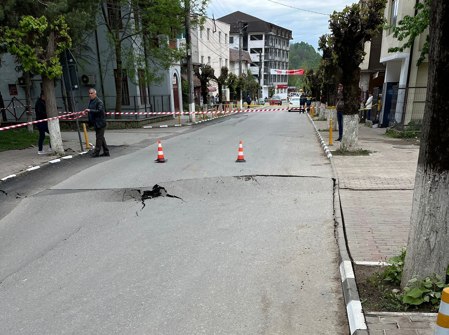 O stradă din orașul Slănic s-a surpat. Crater adânc de 2 metri, pe o suprafață de 60 mp. Locuitorii din zonă, evacuați. „Fuge pământul sub noi”