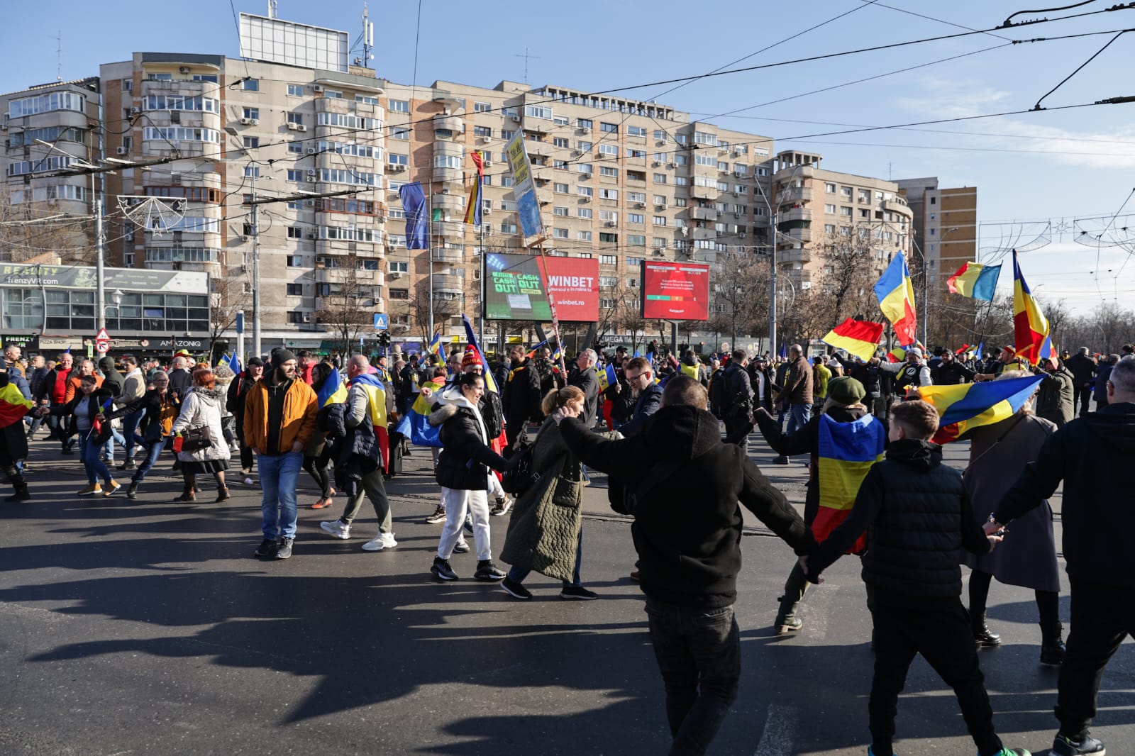 Oameni urcați pe blocuri în București ca să vadă marșul susținătorilor lui Călin Georgescu