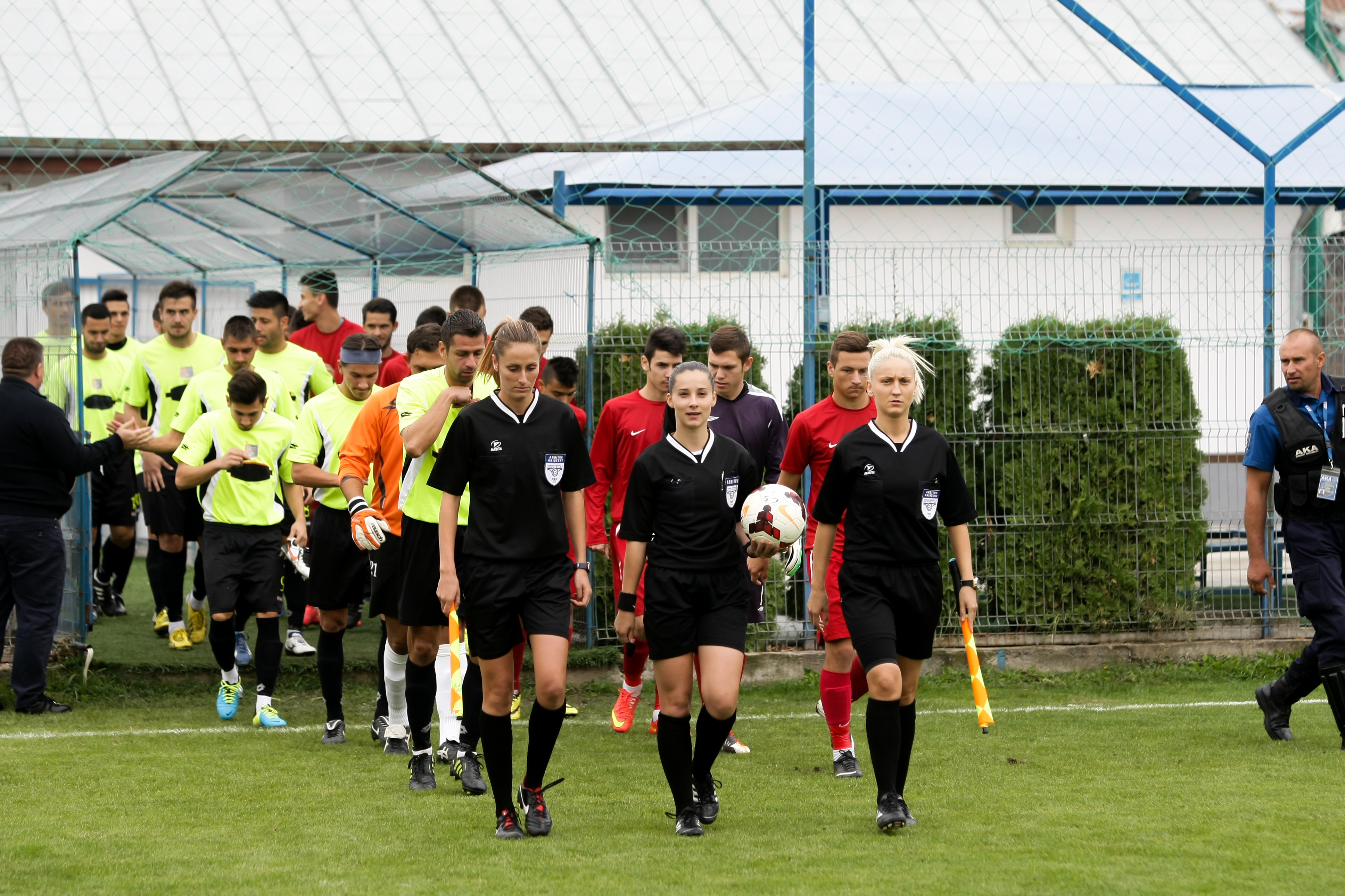”Vai de capul vostru!”. Trei arbitre care vor pe lista FIFA, față-n față cu atmosfera de la un meci de Liga III