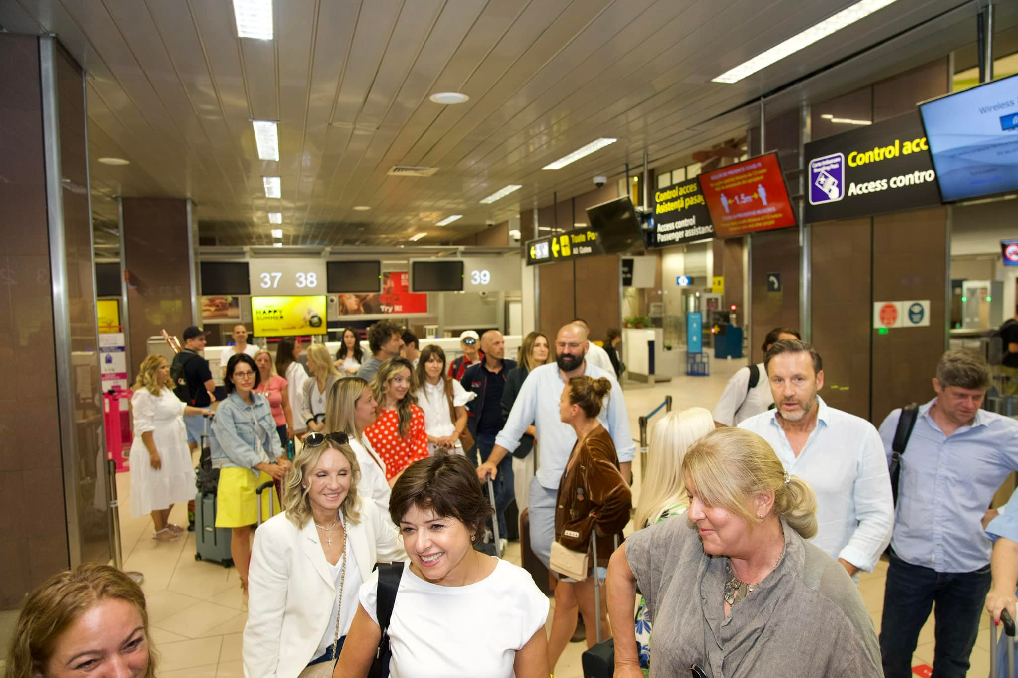 Andreea Esca va împlini în curând 50 de ani. Și-a dus cei mai apropiați prieteni într-o vacanță cu destinație surpriză. Imagini din aeroport