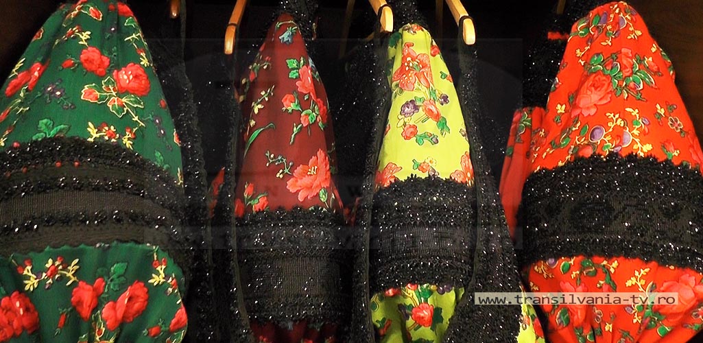 Cele mai scumpe costume populare din Țara Oașului, decorate cu cristale Swarovski. Modelele costă chiar și 20.000 de euro