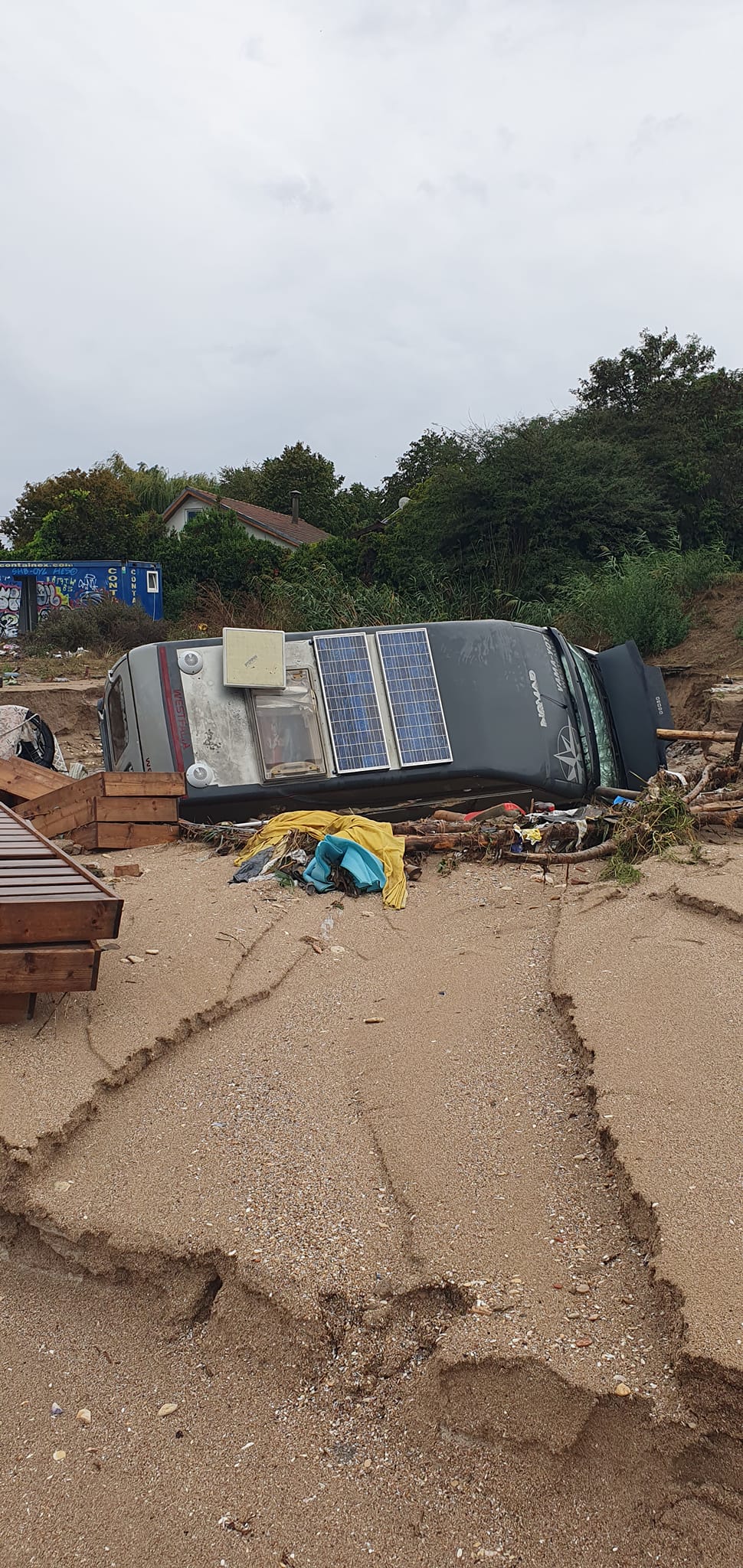 Urmările ploilor puternice de pe litoral. La Mangalia au căzut 200 l/mp. Maşini luate de apă, inundaţii în mai multe staţiuni: dezastru la Venus şi Vama Veche | FOTO