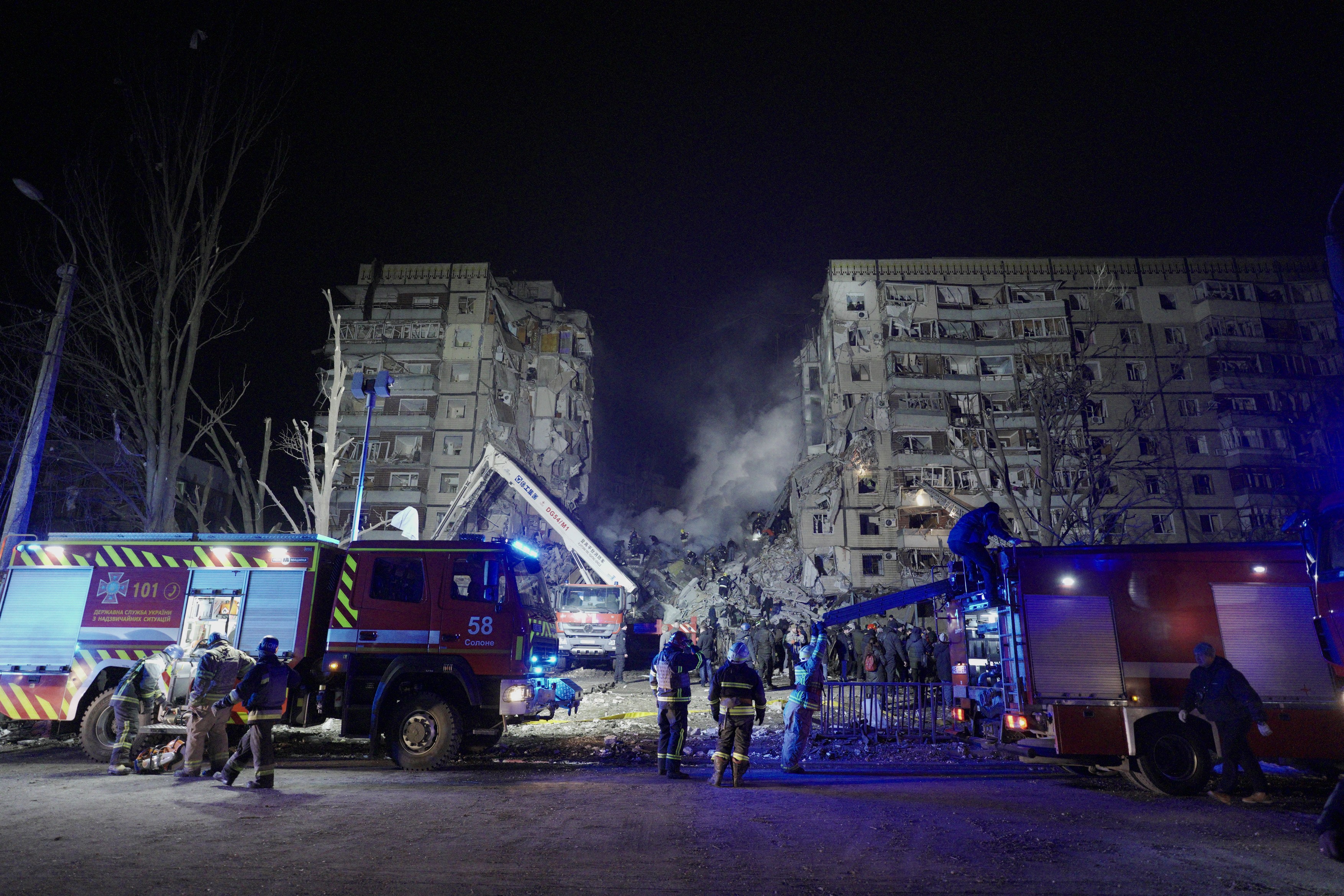 Imagini de la operațiunile de salvare a oamenilor prinși sub ruinele blocului lovit de o rachetă rusească în Dnipro