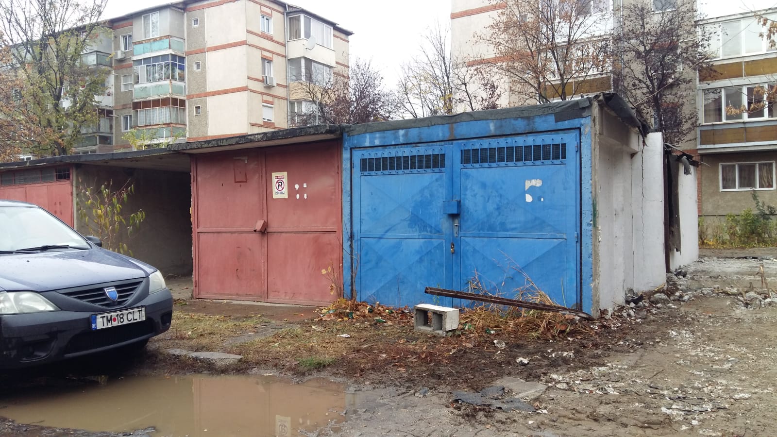 Focare de infecție între blocurile unui mare oraș din România! Oamenii au transformat garajele în depozite de murături, grătare și vechituri; primăria le demolează