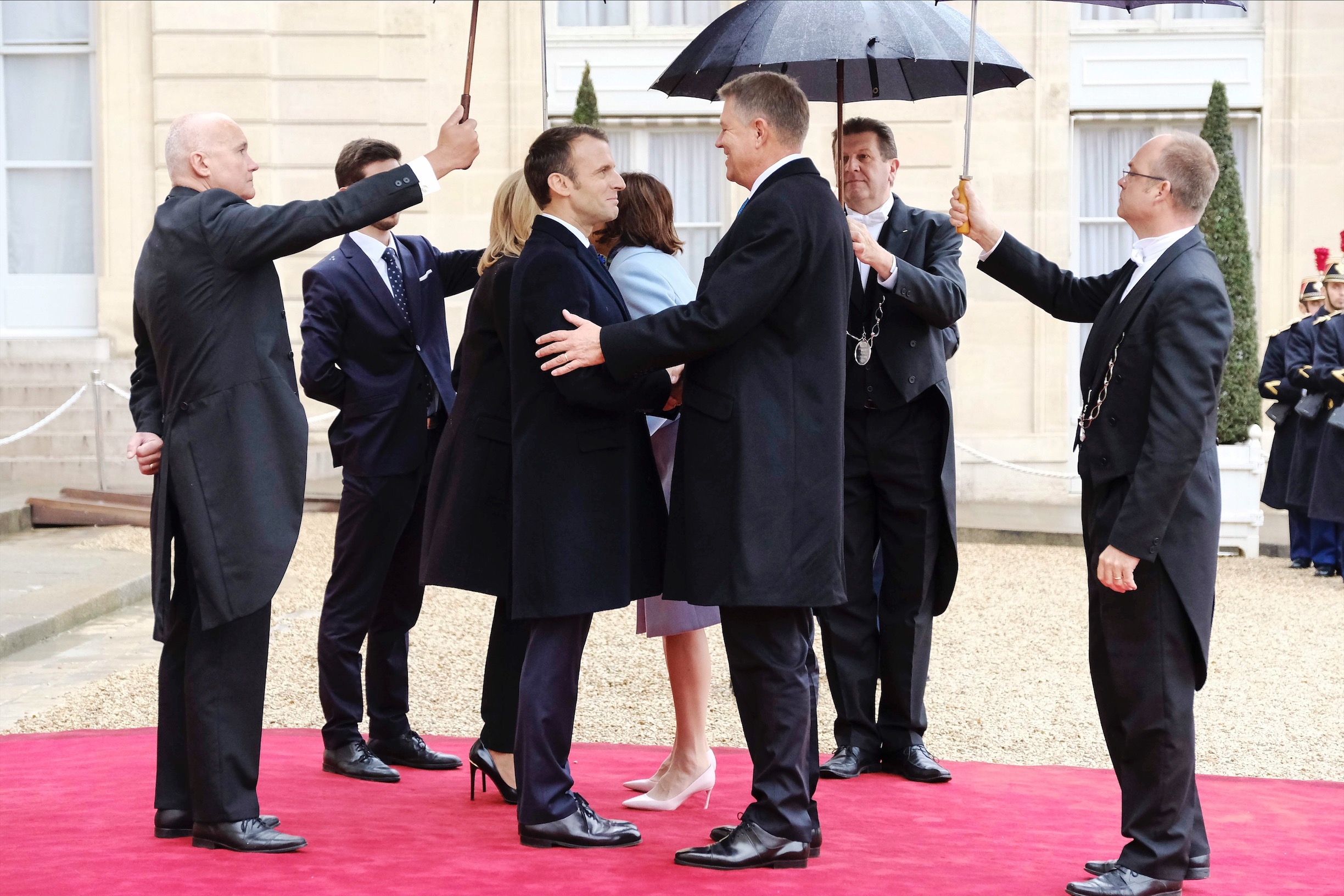 FOTO| Cum s-a îmbrăcat Carmen Iohannis la dineul dat la Paris cu ocazia a 100 de ani de la Ziua Armistițiului. Presa internațională a lăudat-o