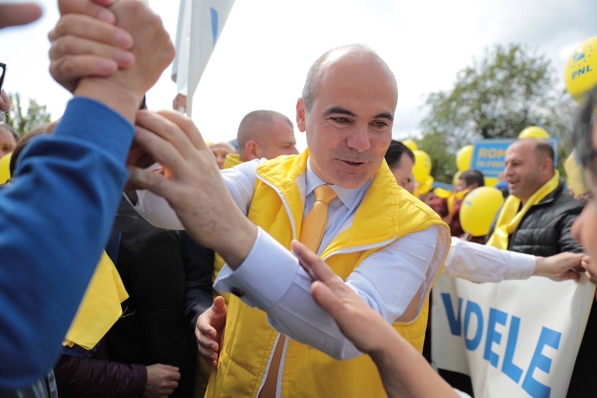 FOTO | Liberalii au mărşăluit pe străzile din Alexandria şi acuză PSD că le-a blocat organizarea mitingului