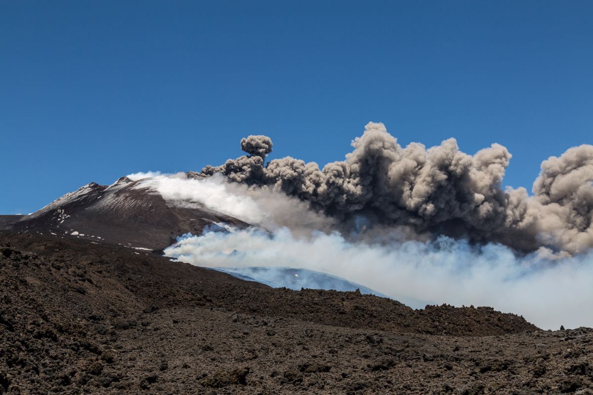FOTO & VIDEO | Imagini spectaculoase cu erupția vulcanului Etna