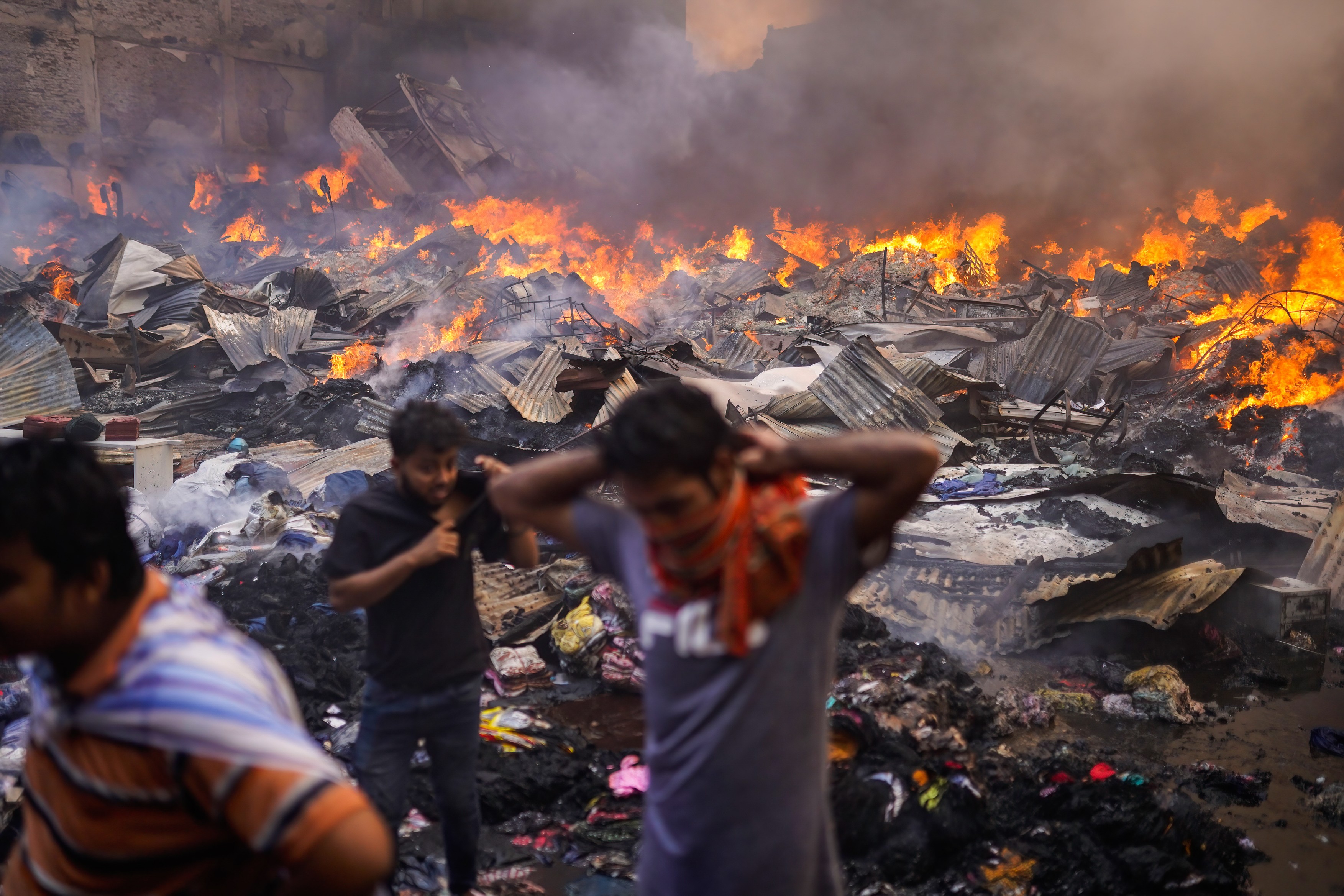 Sute de pompieri se luptă cu un incendiu masiv izbucnit la o piață de haine din capitala Bangladeshului