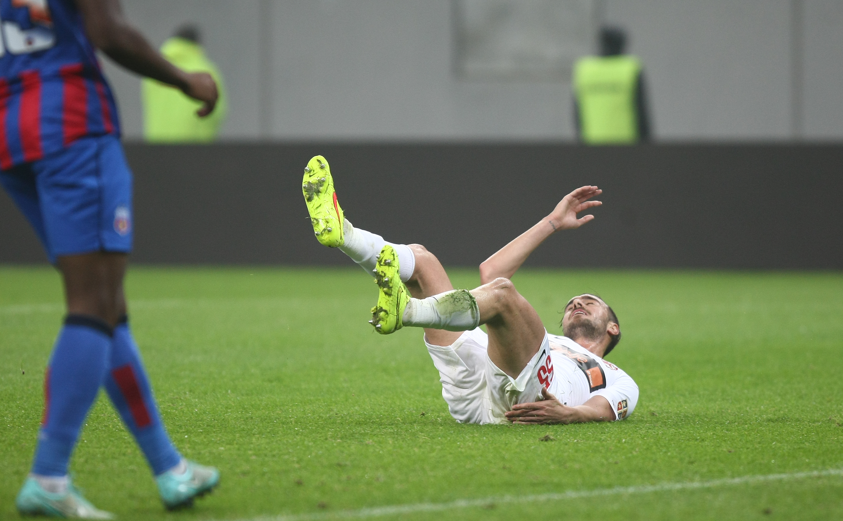 GALERIE FOTO&VIDEO/ DERBY-UL ROMÂNIEI, STEAUA - DINAMO 3-0. ^ Echipa din Ghencea i-a speriat pe ”câini” de Halloween! Szukala, Papp și Keșeru au înscris pentru roș-albaștri. Arlauskis și Bărboianu, loviți de petardele aruncate de suporteri. Băiatul lui Florentin Petre a debutat la Dinamo