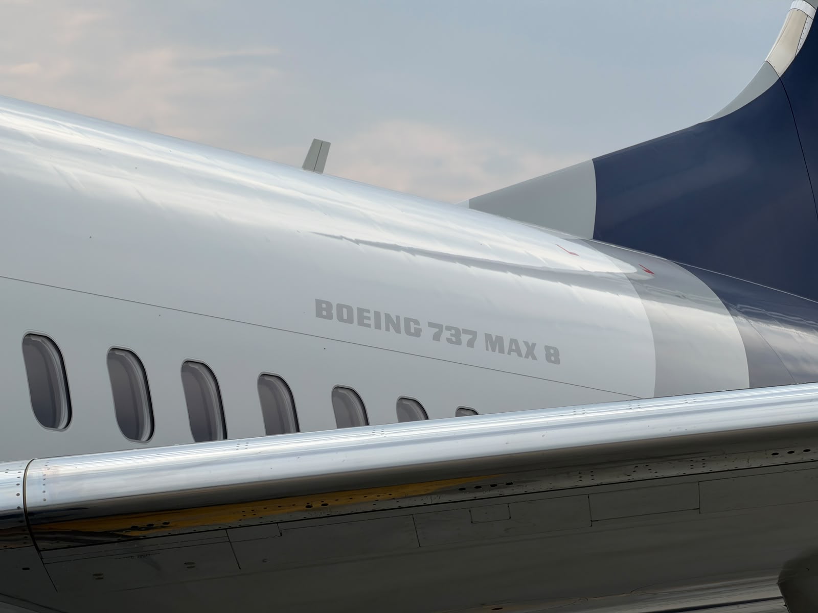 Primul avion nou TAROM din ultimii 20 de ani: Boeingul 737 MAX „Mircea Lucescu” începe cursele luni