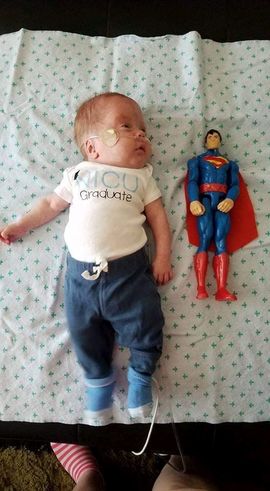 Povestea băieţelului care la naştere era cât o figurină Superman. Medicii nu i-au dat șanse de supraviețuire