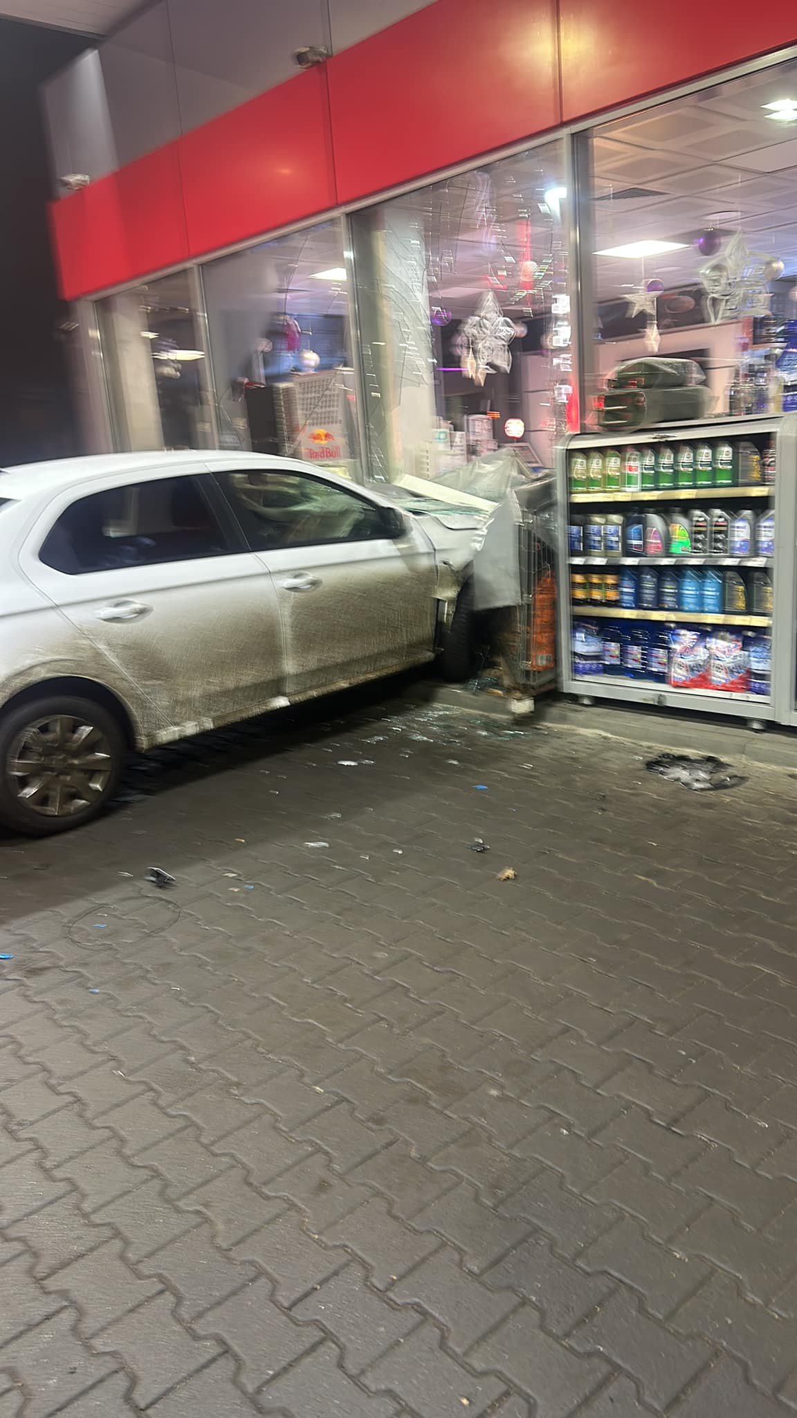 Un marocan a intrat cu mașina în vitrina unei benzinării din Timișoara