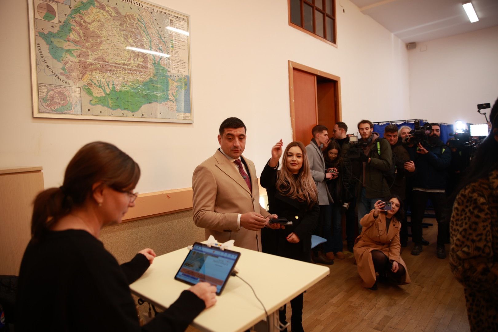 Soția lui George Simion, în negru din cap până în picioare în ziua alegerilor prezidențiale. Gestul făcut de Ilinca Simion în secția de vot