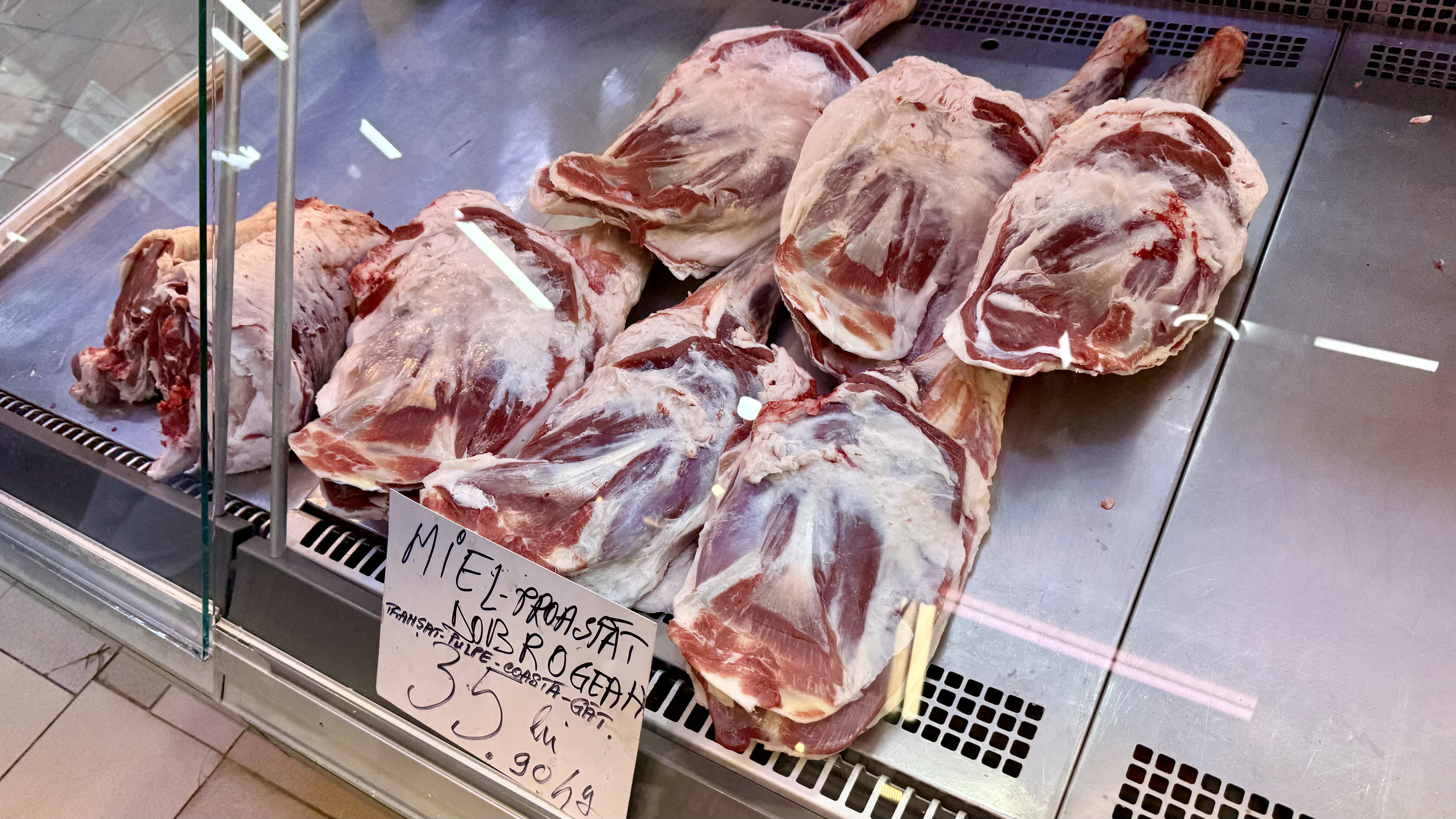 Preț miei Paște 2026. Cât costă kilogramul de carne de miel la București? „Am luat jumătate și am terminat bâlciul!”