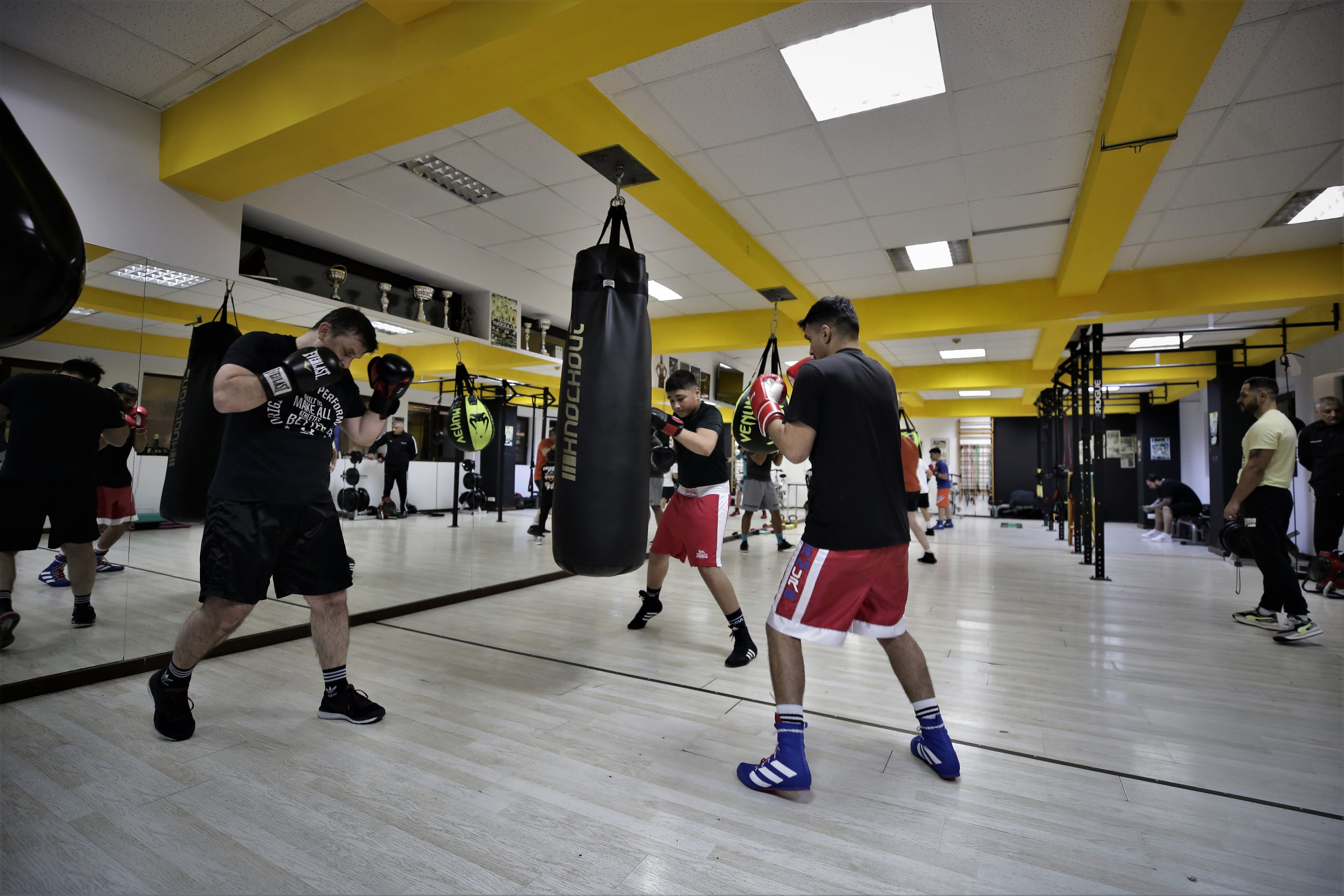 Fight Club de Pipera! Într-o sală din nordul Capitalei, un fost boxer învață mai mulți copii să devină campioni, iar pe corporatiști - să se apere: „Aici ei sunt familia mea”