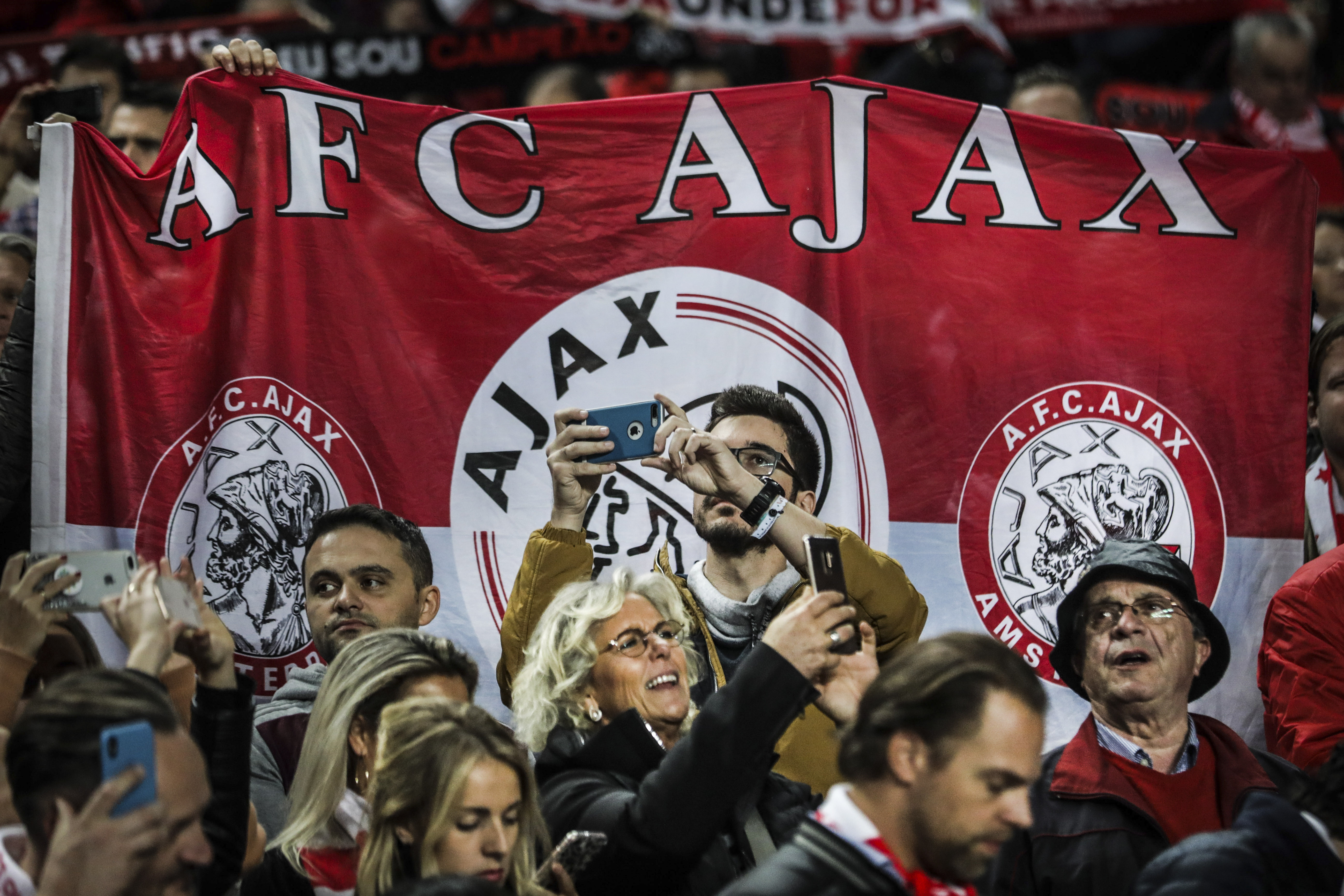 Incidente violente la Lisabona între polițiști și fanii echipei Ajax / GALERIE FOTO&VIDEO
