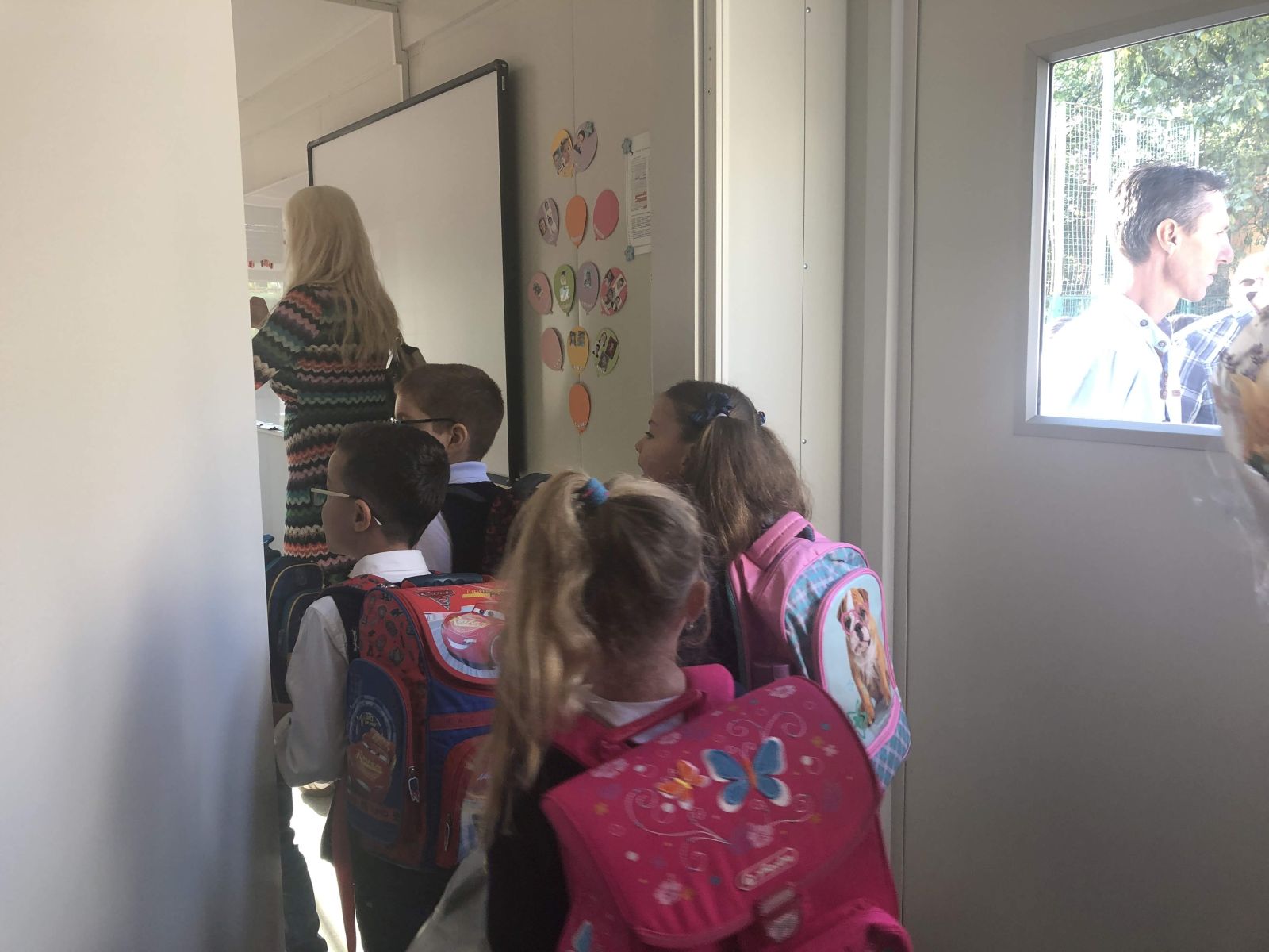 REPORTAJ/ Clopoțelul a sunat în containere la începerea noului an într-o școală din Timișoara. Primarul i-a îndemnat pe cei mici să devină ”oameni școlați” - FOTO