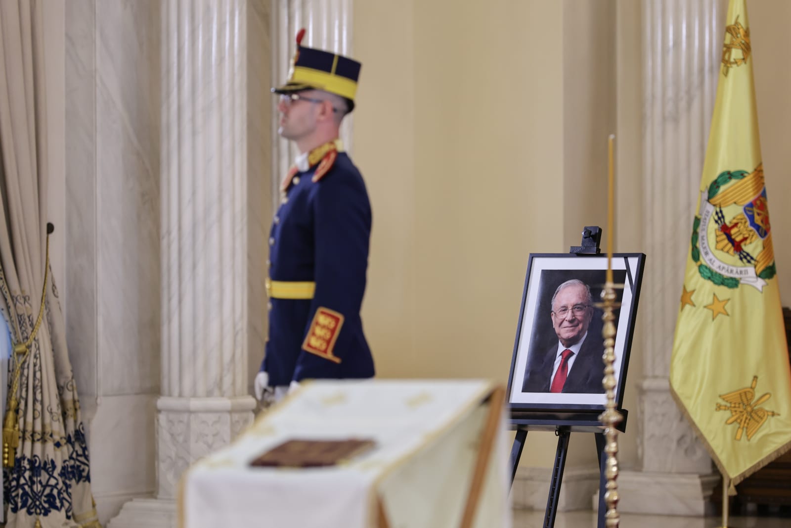 Funeralii de stat pentru Ion Iliescu. Ultimele omagii aduse în fața sicriului fostului președinte, în Sala Unirii, la Palatul Cotroceni