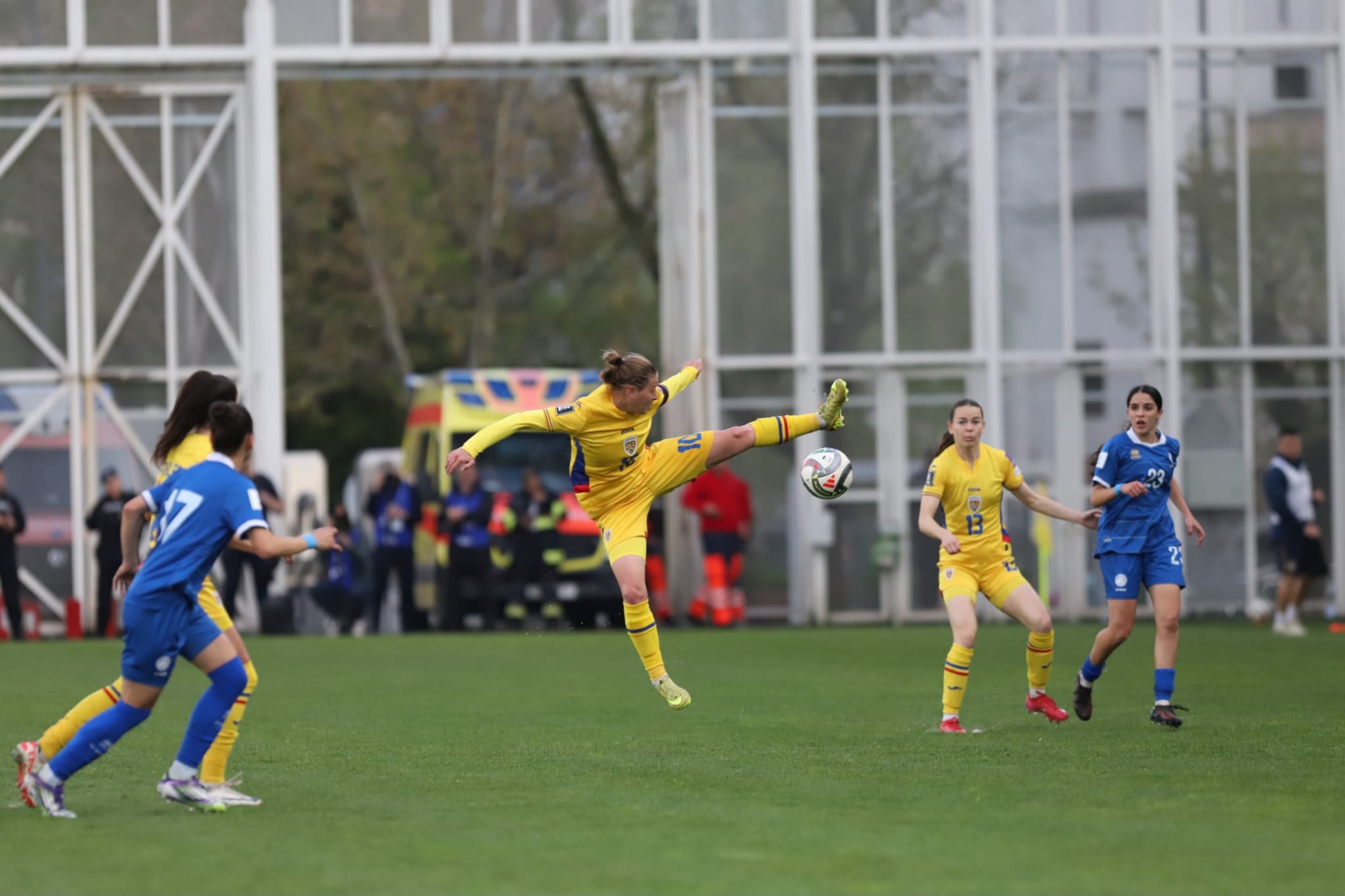Meciul România - Cipru, în preliminariile CM de fotbal feminin, întrerupt din cauza furtunii din București